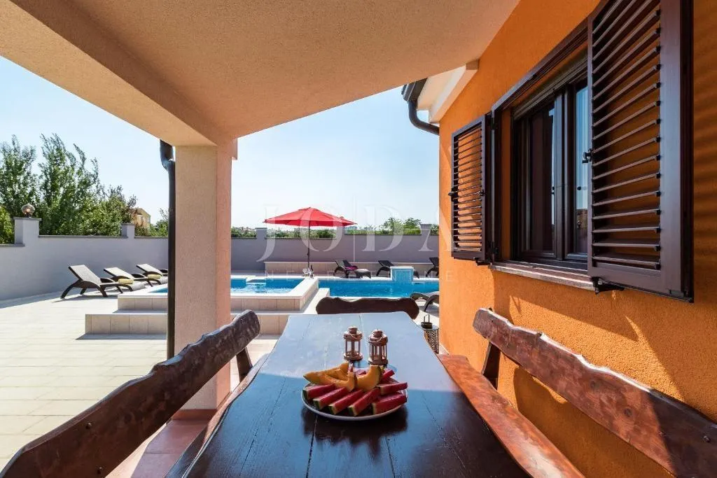 pula, villa sa bazenom i jacuzzijem - slika 9