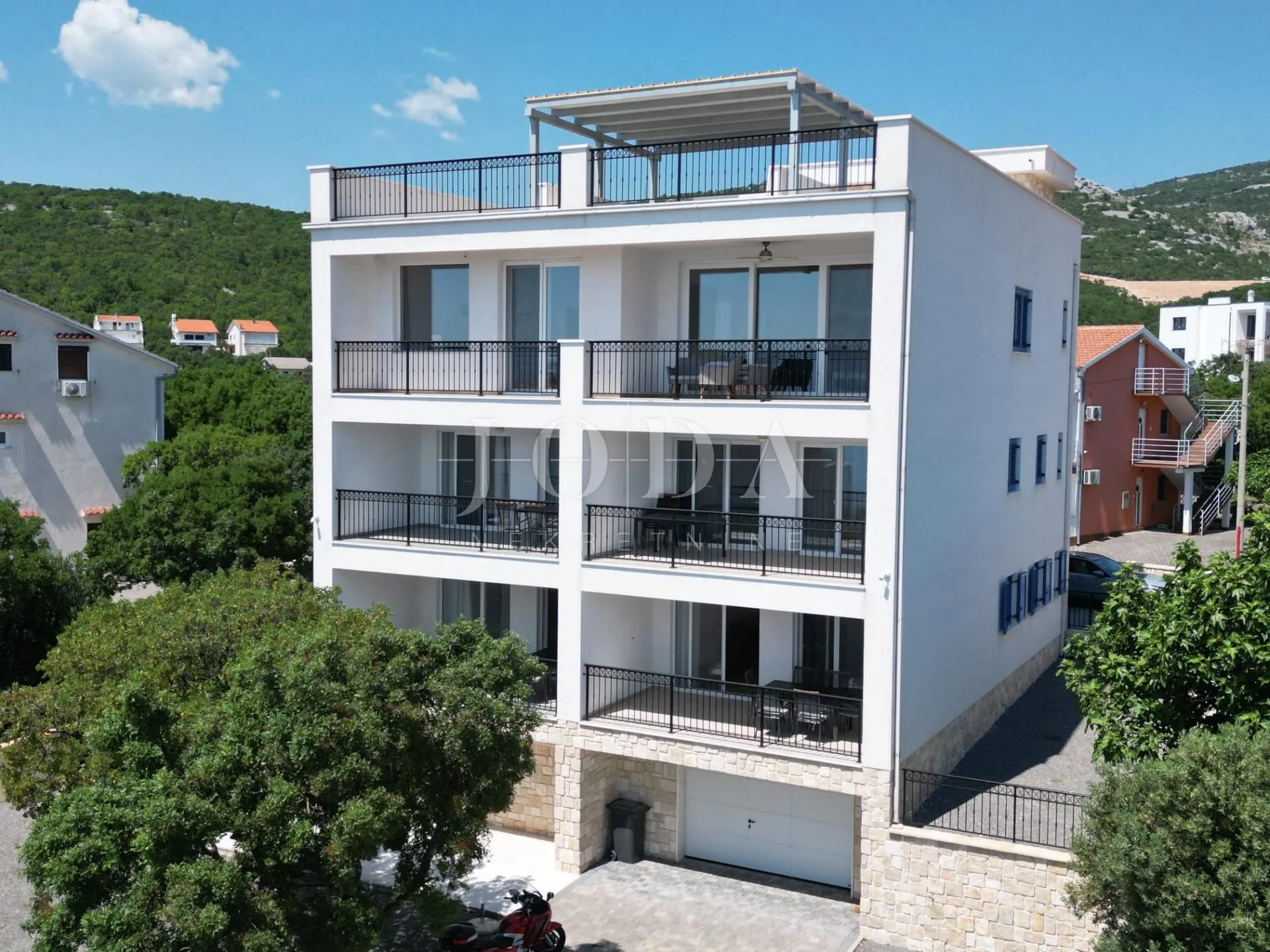 povile moderan stan s parkingom - slika 17