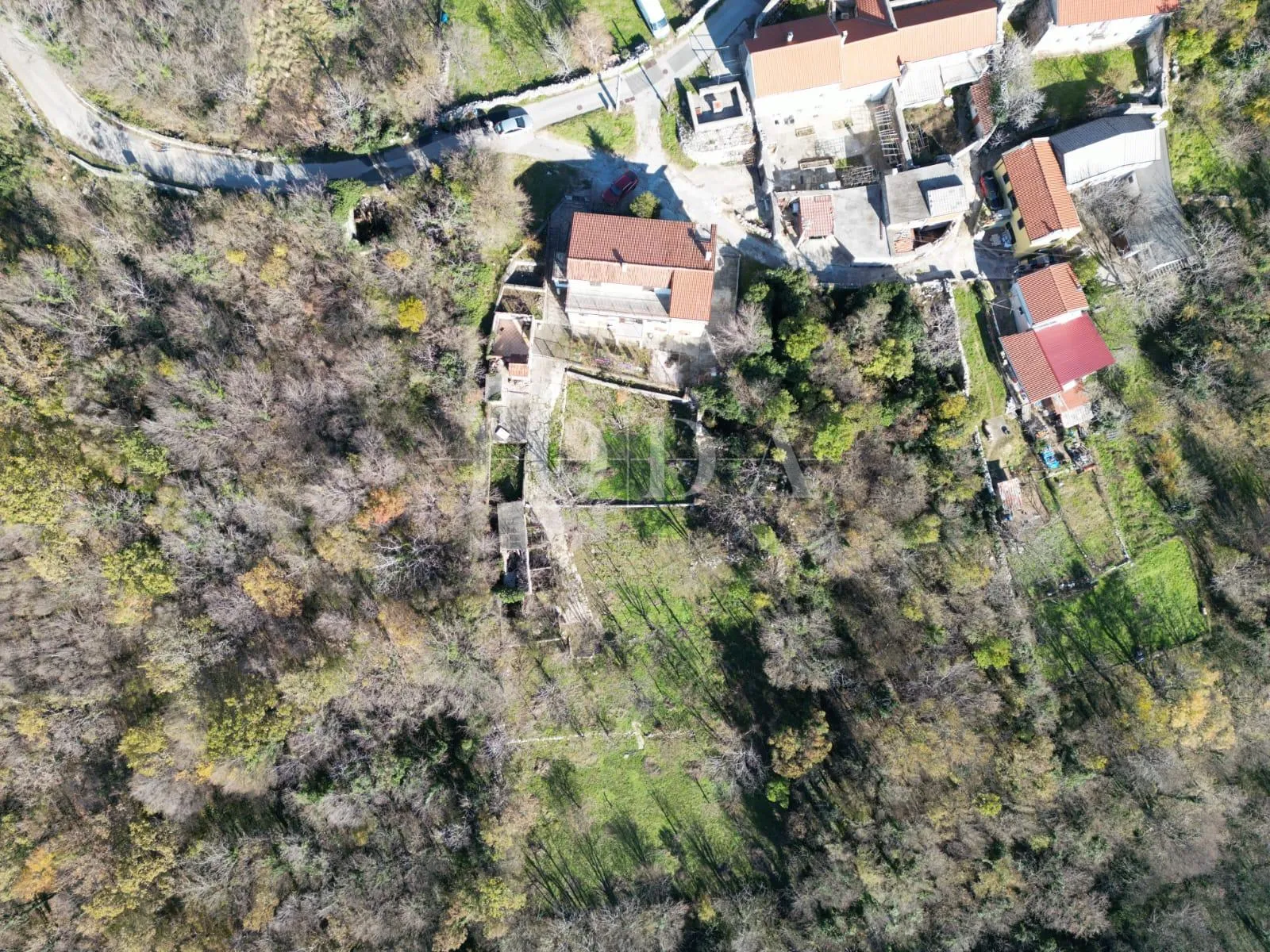 prostrana kuća s vrtom, potencijalom proširenja i spremna za ulaganje: vaše idealno utočište u driveniku - slika 8