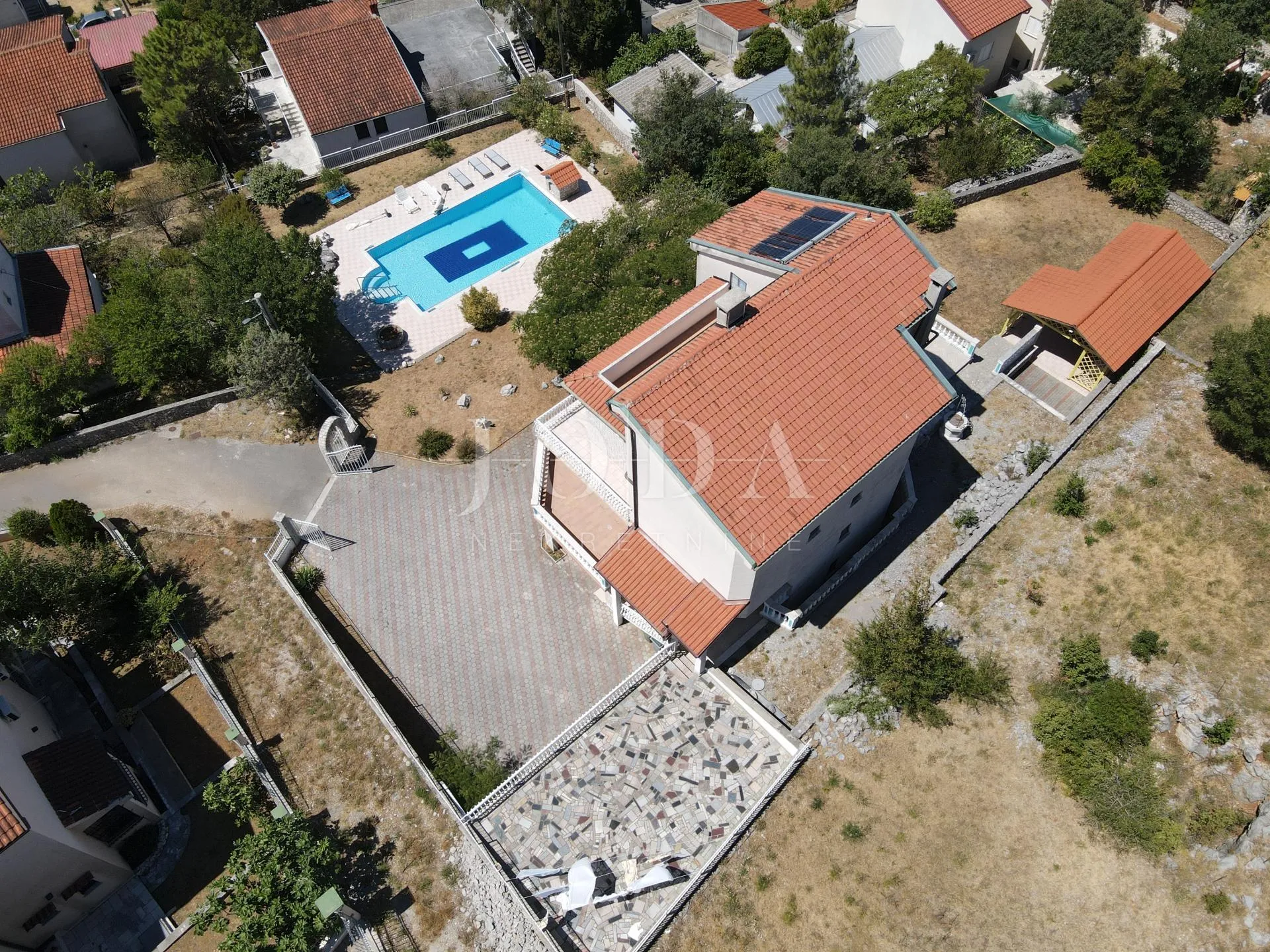 vila s bazenom i dvije garaže na parceli od 2500m2 - slika 7