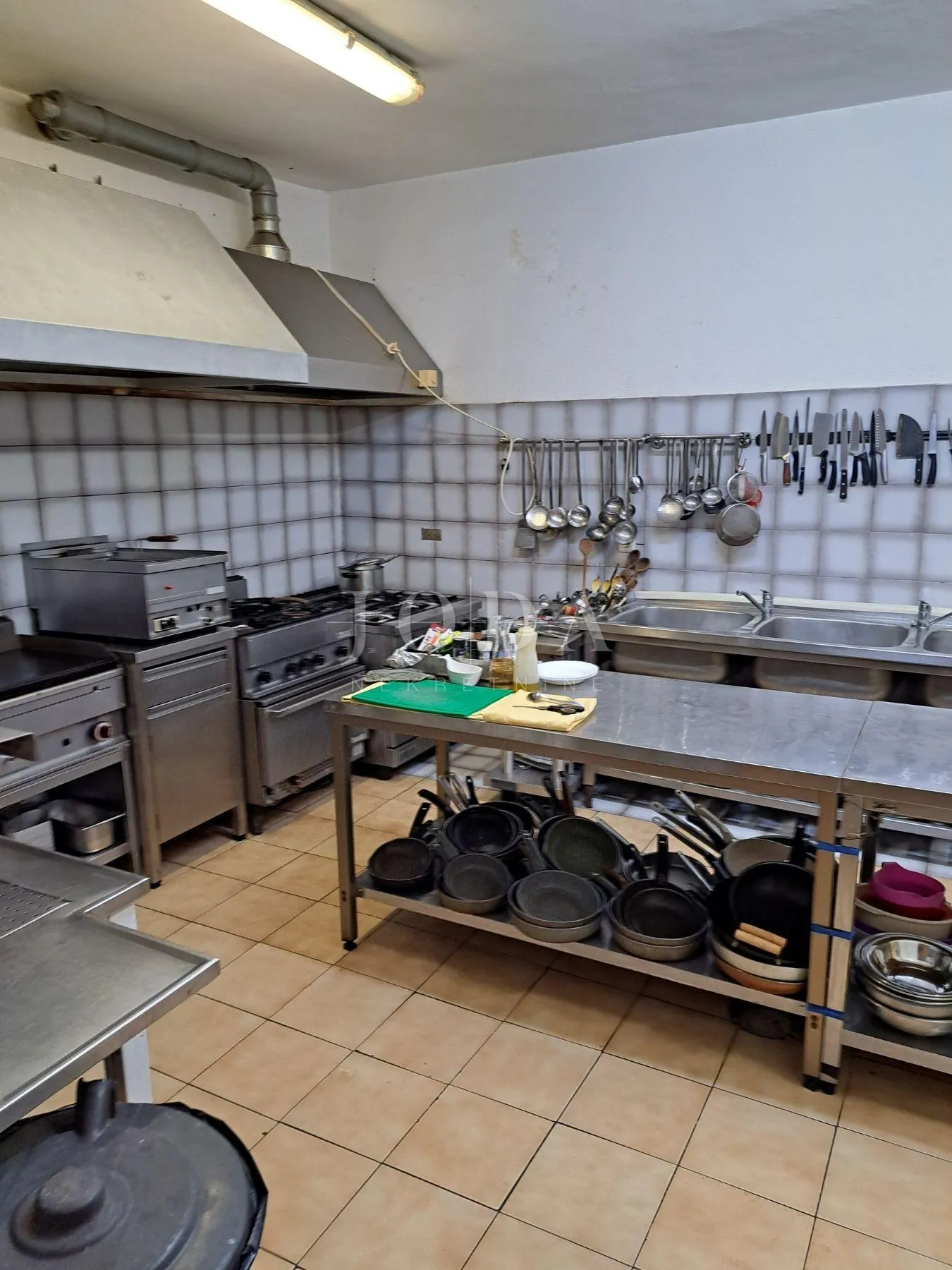 opremljena konoba sa stanom i terasom,brtonigla - slika 5