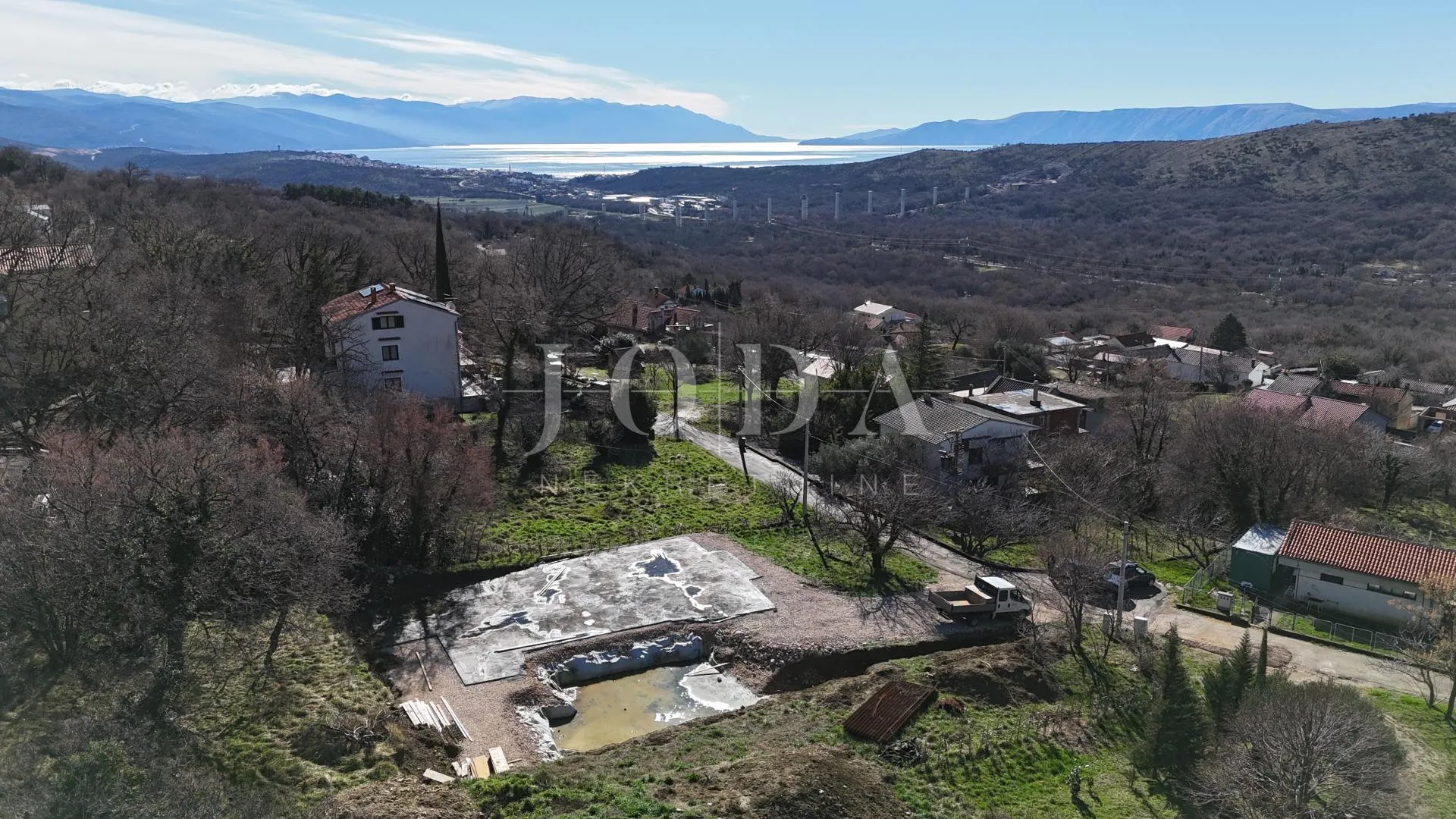 građevinsko zemljište 1.250 m² s dozvolom i temeljima – bribir, pogled more - slika 9