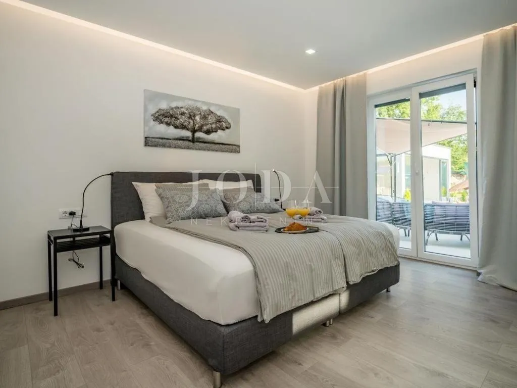 labin, luksuzna villa sa grijanim bazenom - slika 24