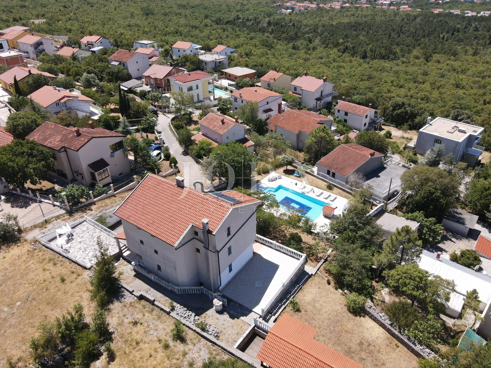 vila s bazenom i dvije garaže na parceli od 2500m2 - slika 10
