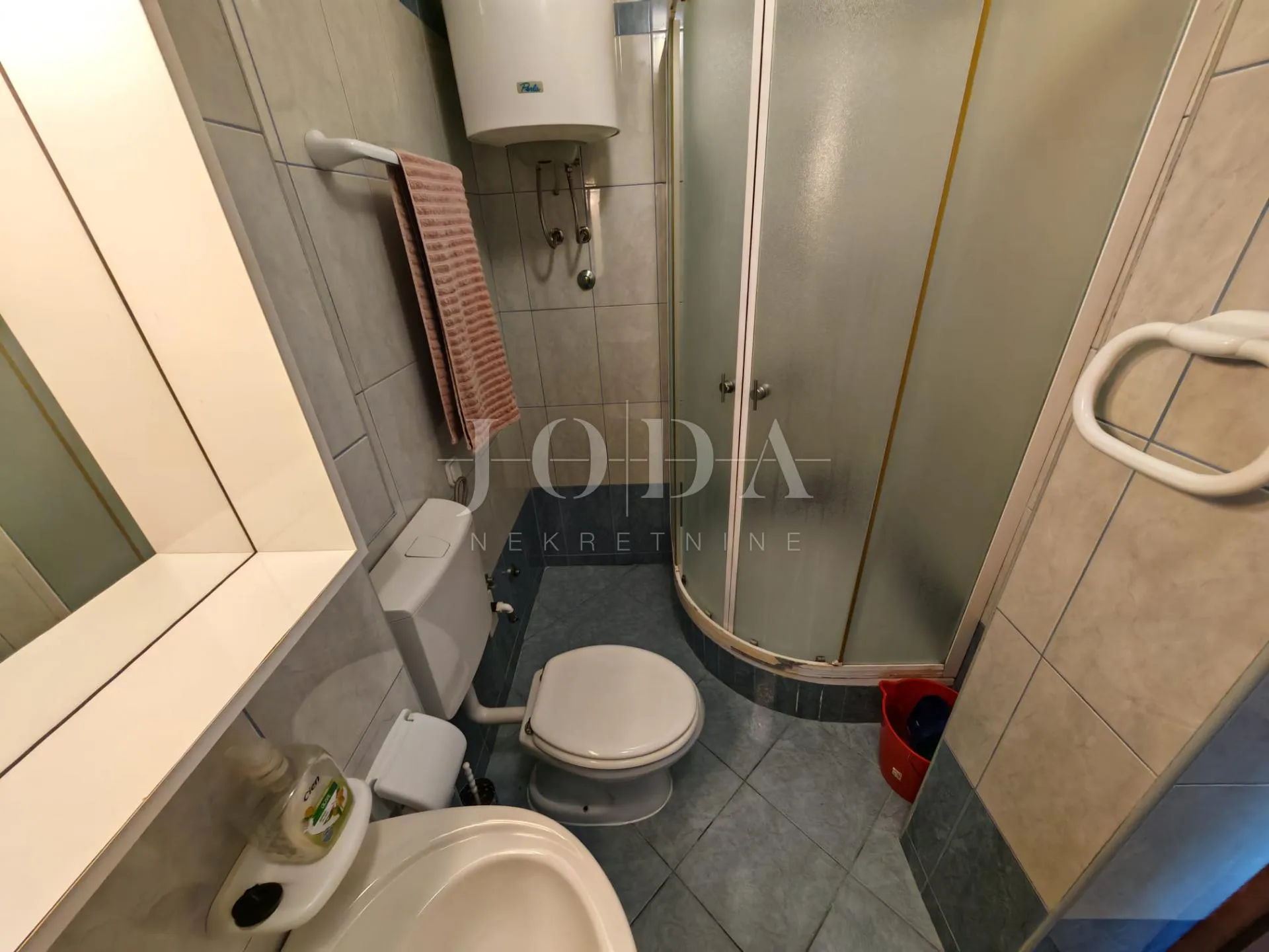 kuća 2. red od mora sa 4 apartmana - slika 32