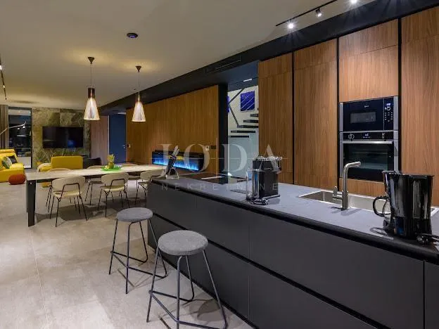 grožnjan, zadivljujuća luksuzna dizajnerska villa - slika 28