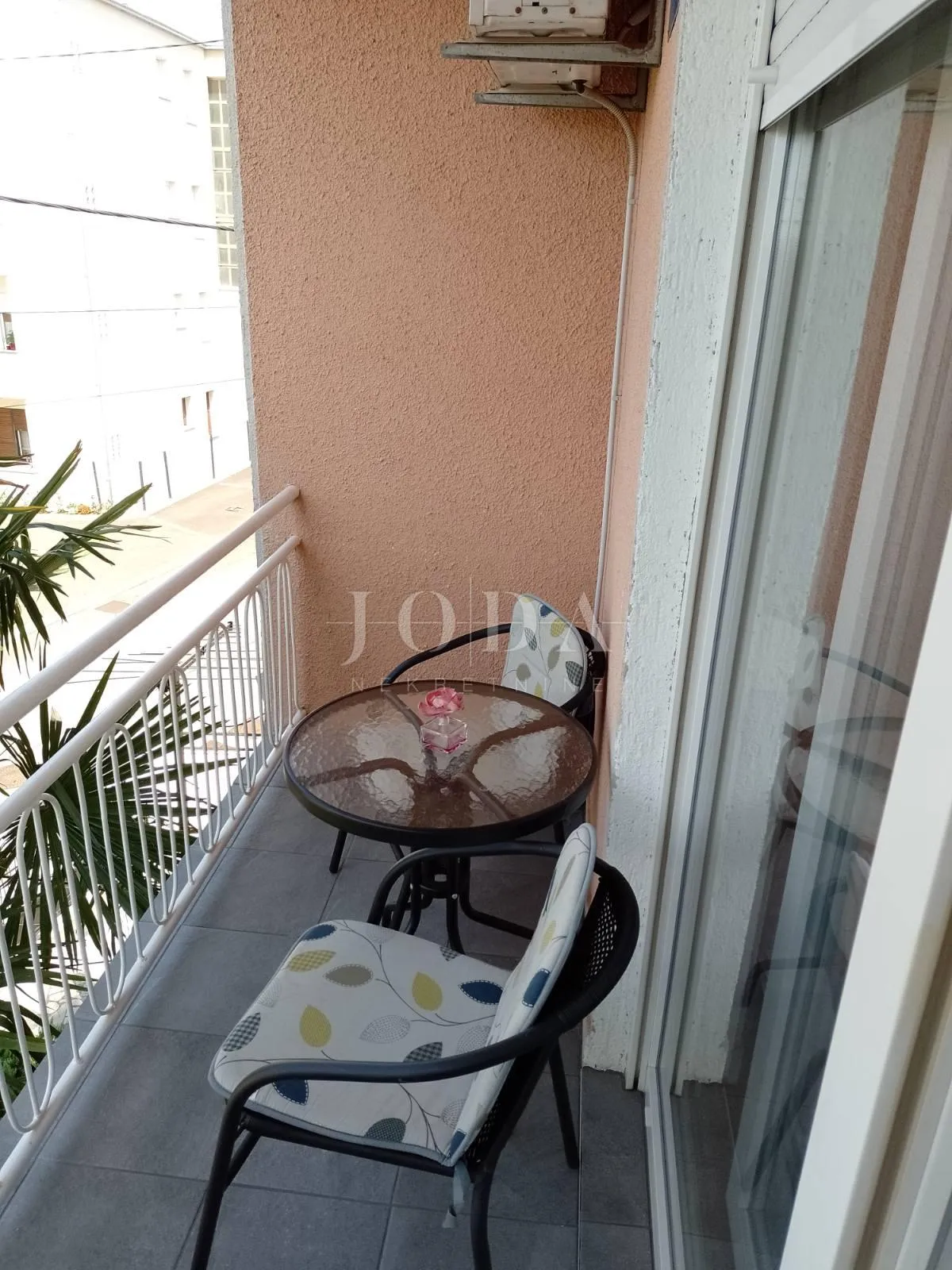 prostrani stan s pogledom na more i garažom u crikvenici - slika 2