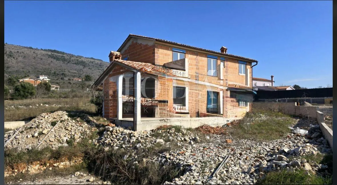 Labin, okolica, kuća u izgradnji s pogledom na more