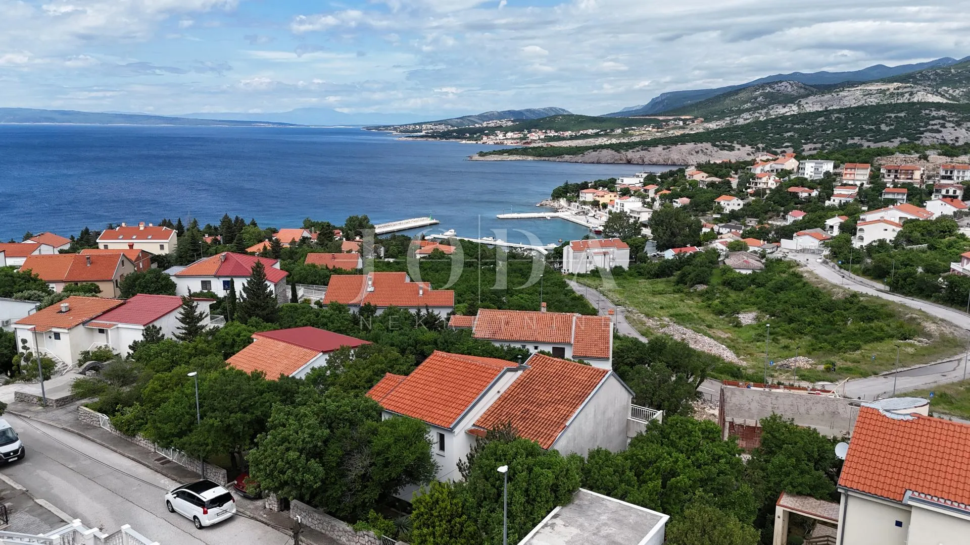 kuća s pogledom na more i dvjema garažama – klenovica - slika 1