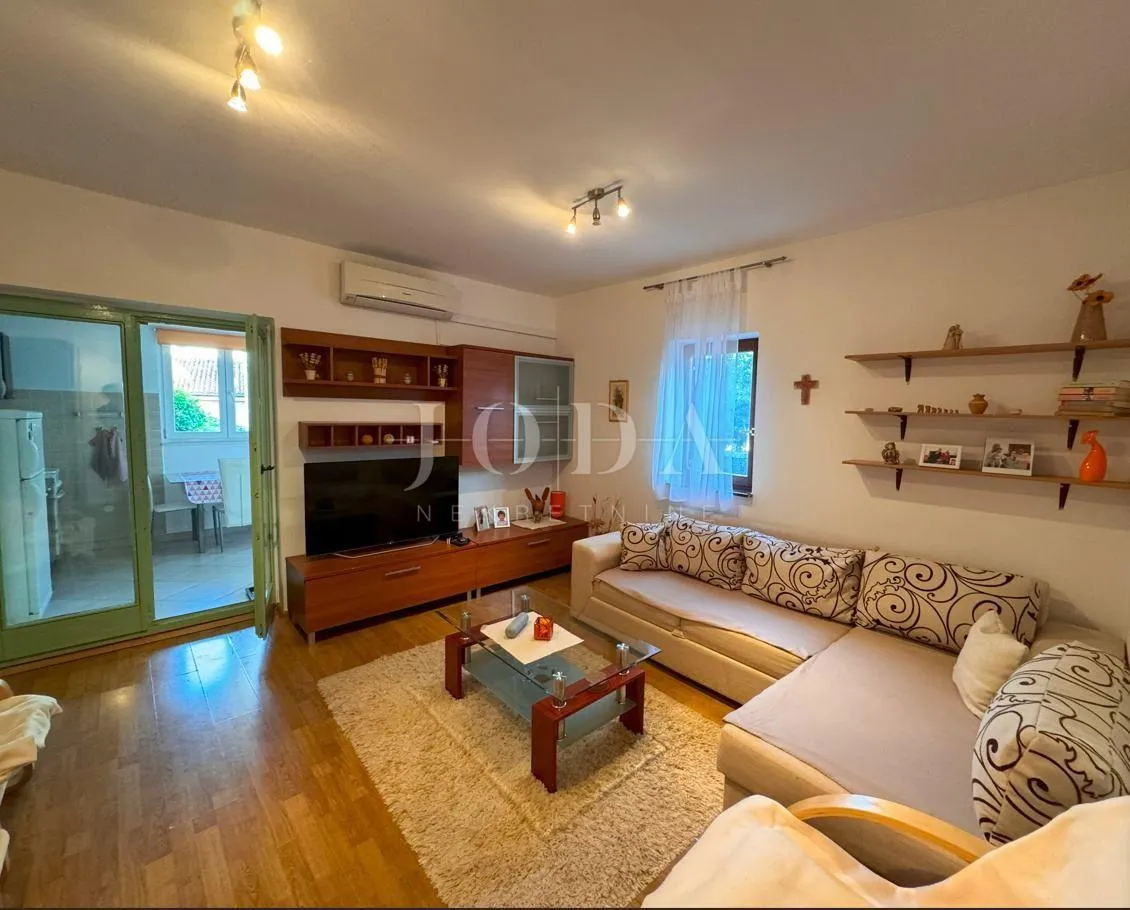 Apartman s velikim vrtom,Novigrad