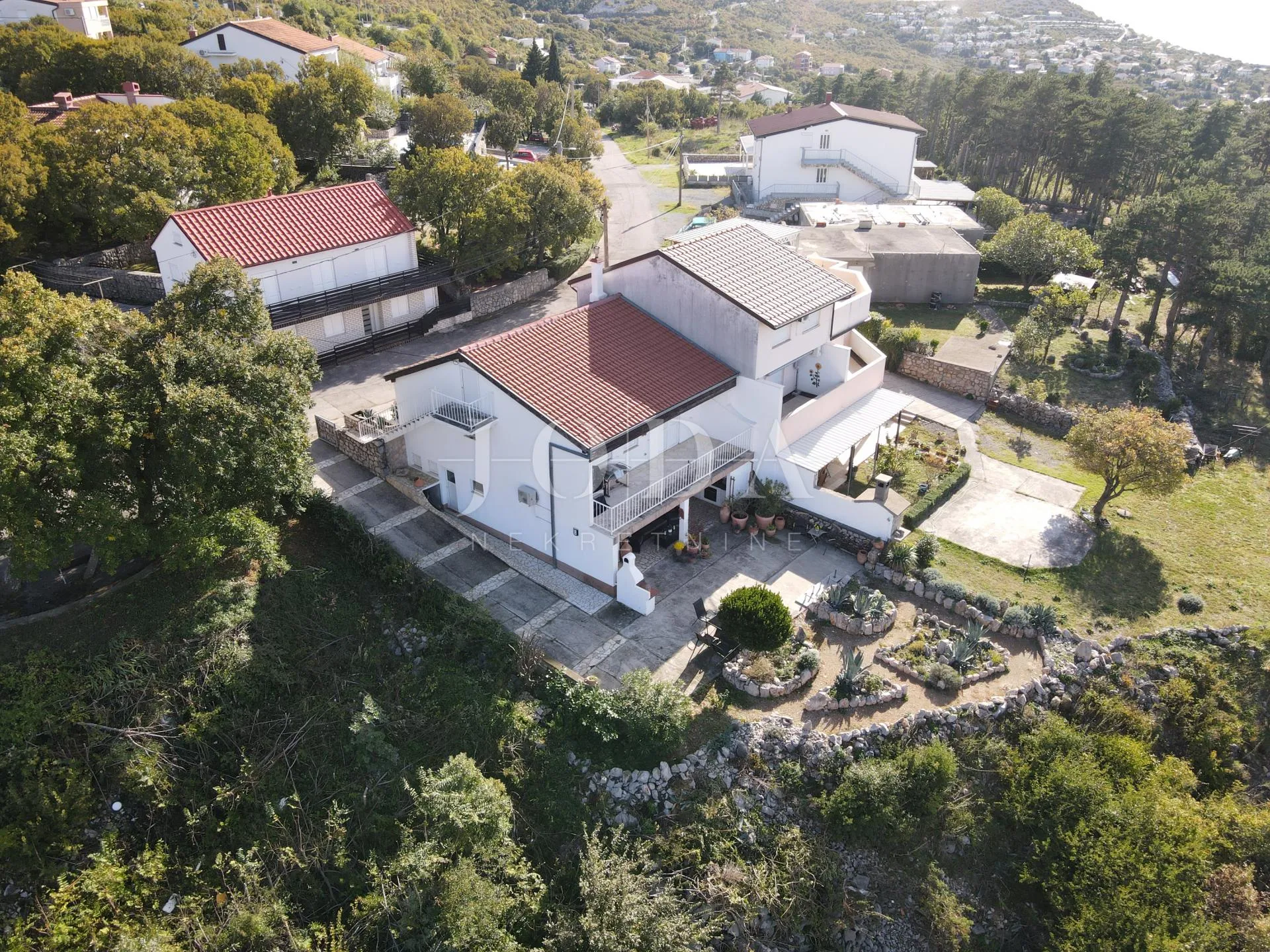 klenovica kuća sa tri jedinice - slika 13