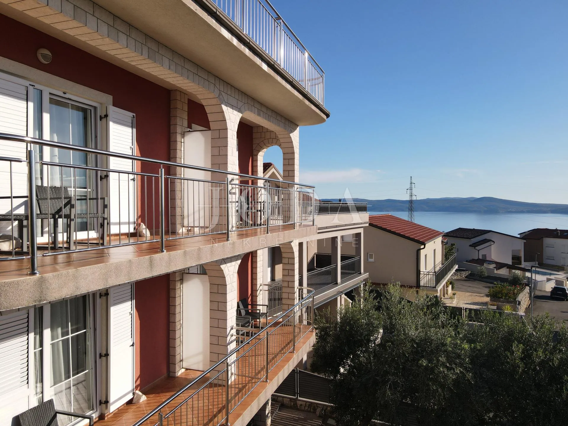crikvenica velika etaža potpuno opremljena i namještena - slika 7