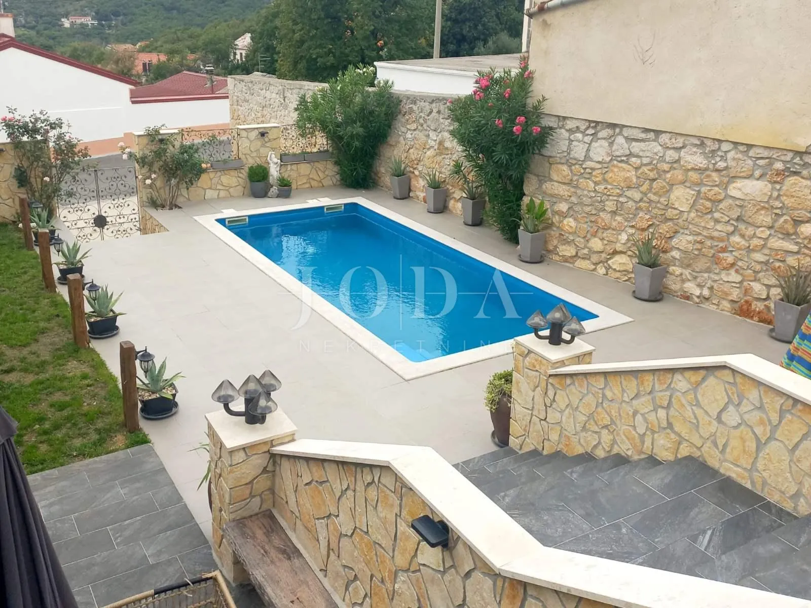 bribir, apartmanska kuća sa bazeom na prostranoj okućnici - slika 3