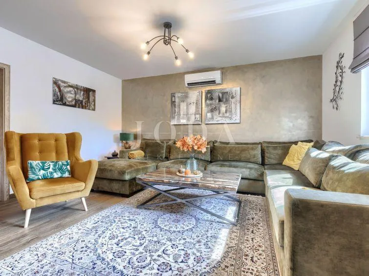 labin, okolica, moderna villa s bazenom i velikom okućnicom - slika 22
