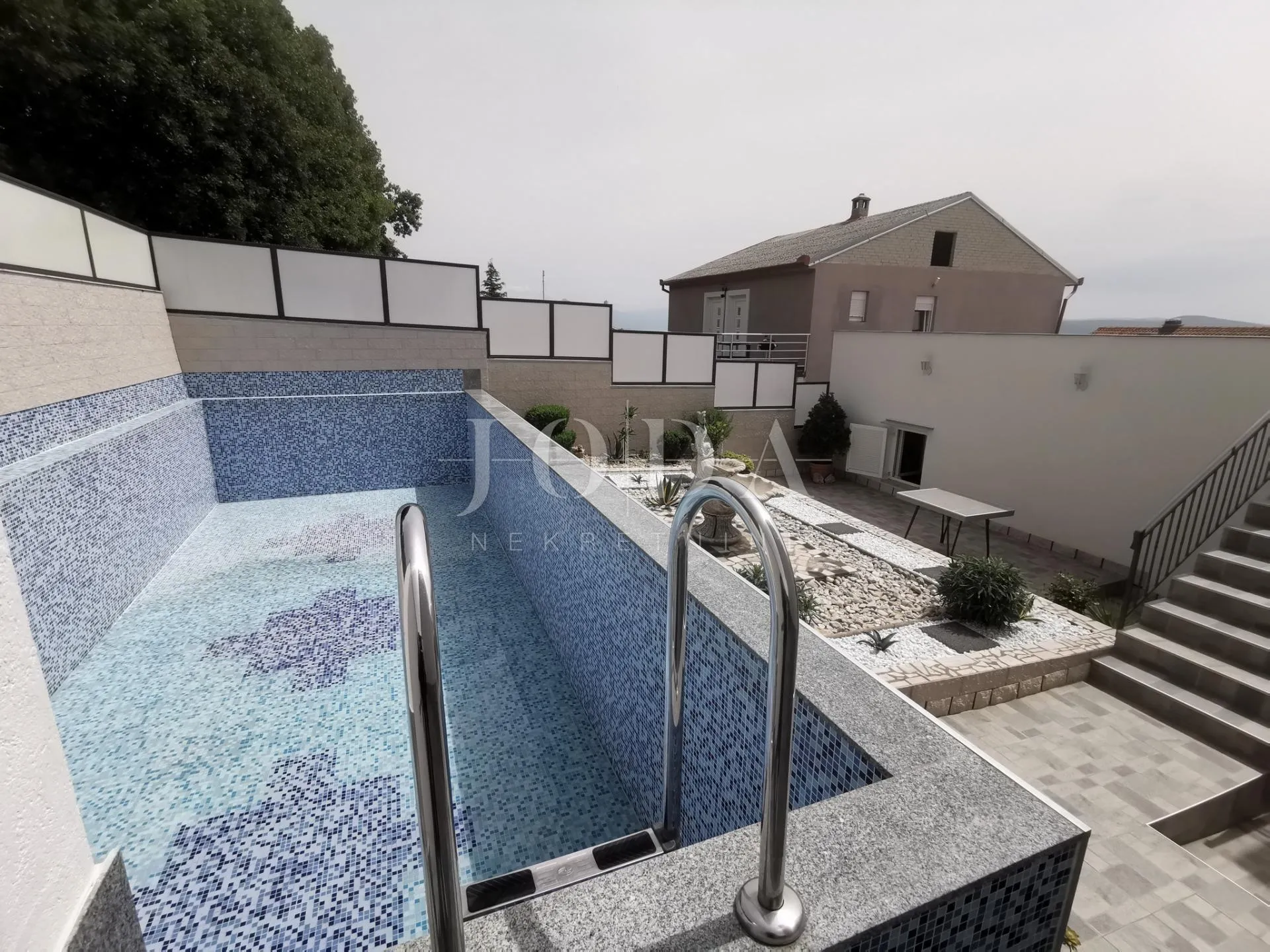 kuća sa 6 apartmana i bazenom - slika 45