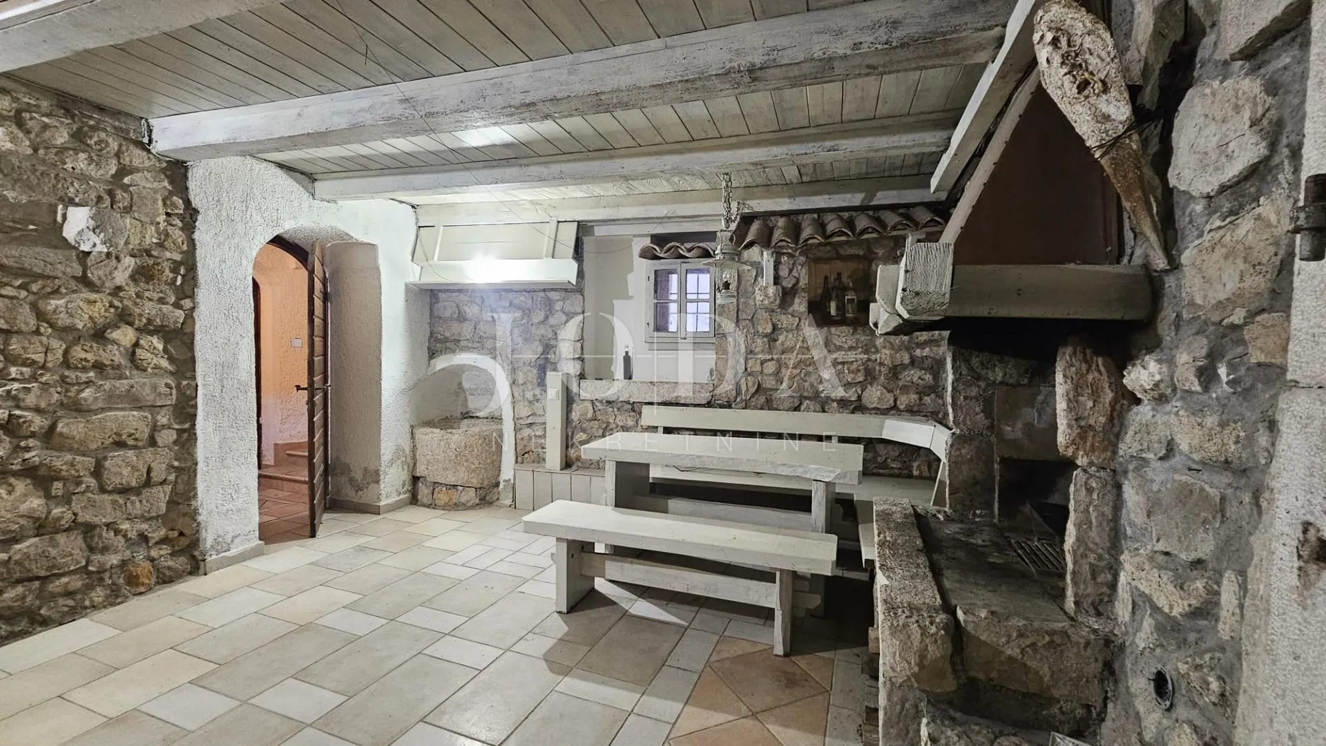 selce kuća u strogom centru - slika 12