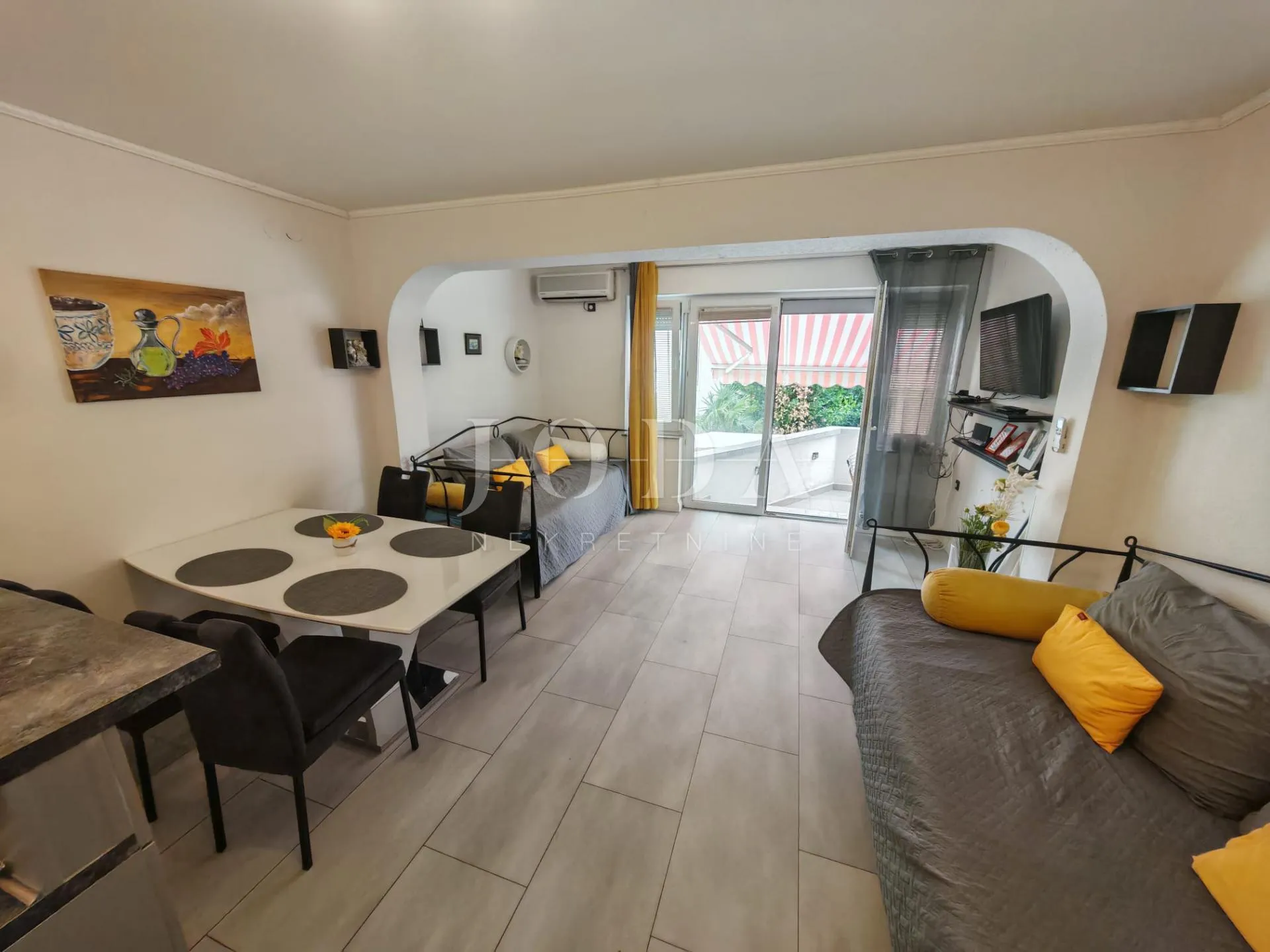 uredan stan 250m od mora - slika 2