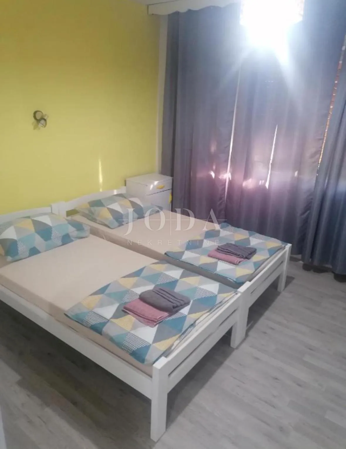 prodaju se dvije etaže kuće blizu centra i plaže – idealno za život ili investiciju! - slika 7