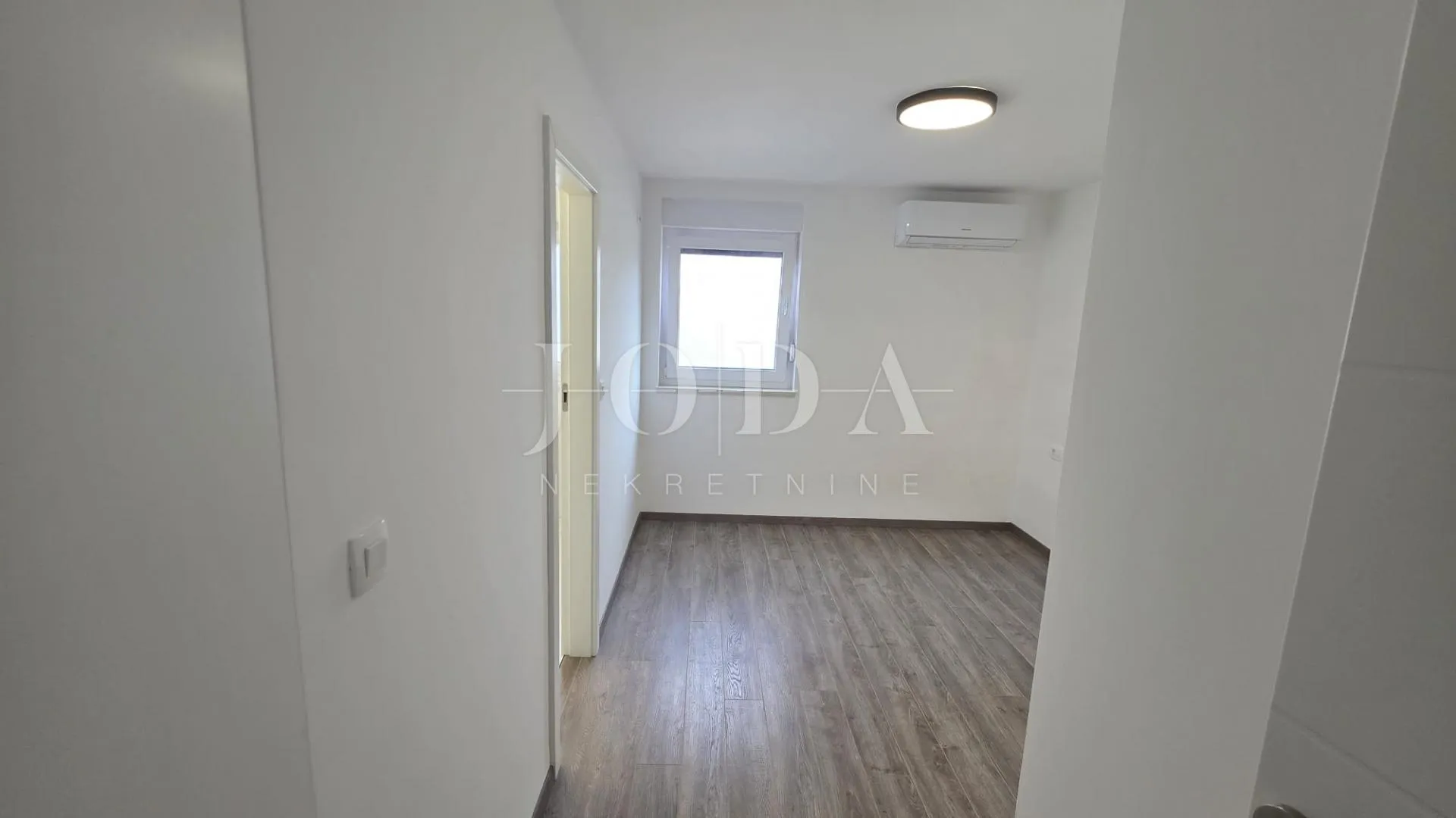 krk dvoetažni stan u novogradnji blizu mora - slika 9