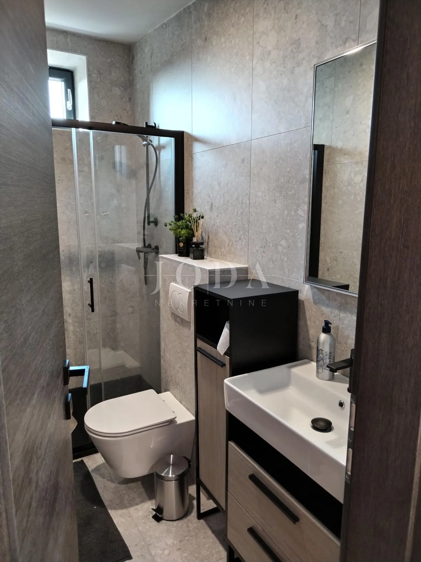 vodnjan, prekrasna, dizajnerski renovirana kamena kuća - slika 29