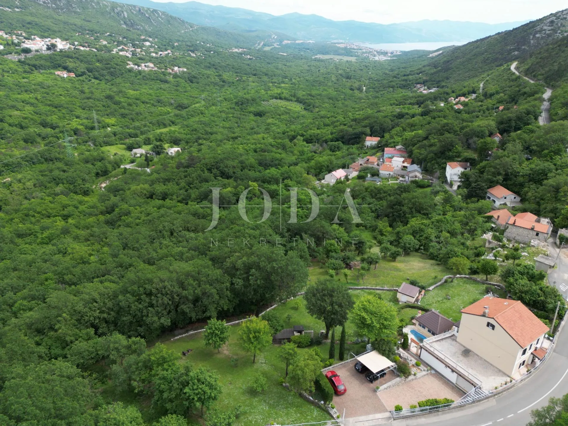 kuća sa 3000m2 zemljišta - slika 1