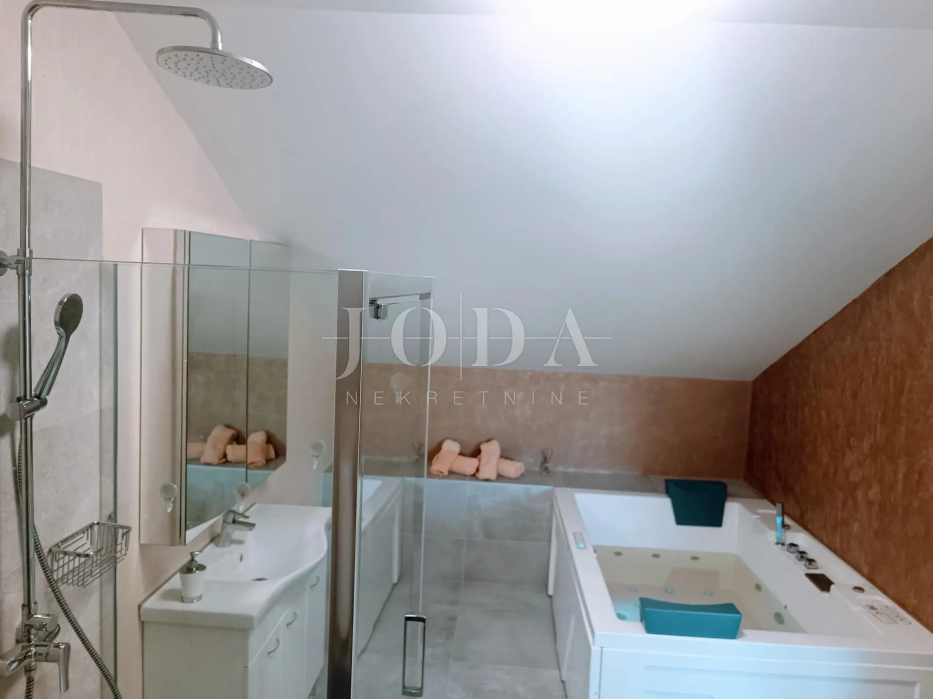 renovirana kuća kompletno opremljena,valtura - slika 19