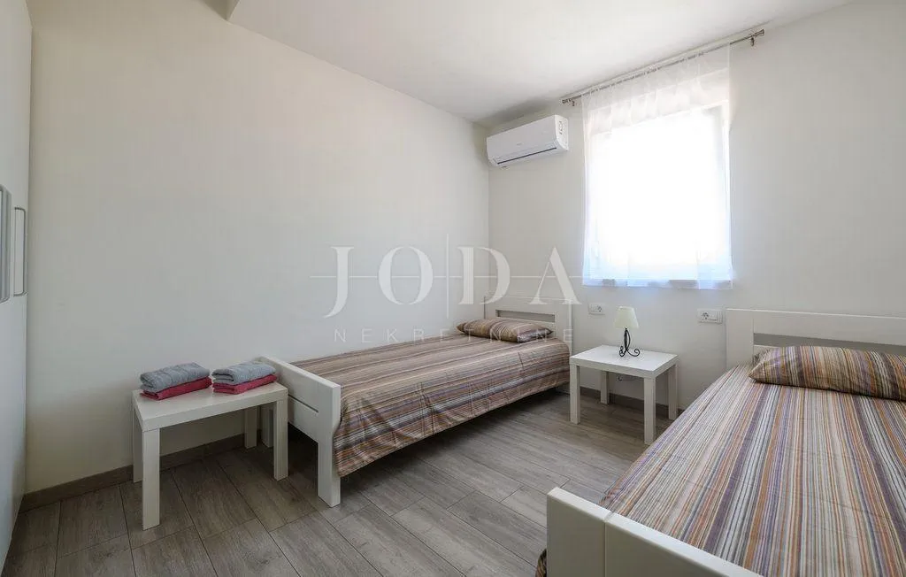 prekrasna prizemnica sa bazenom,labin okolica - slika 7