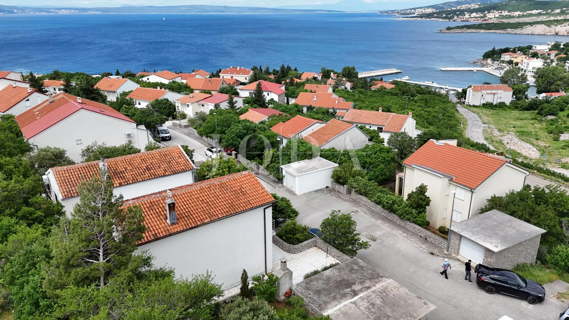 kuća s pogledom na more i dvjema garažama – klenovica - slika 5