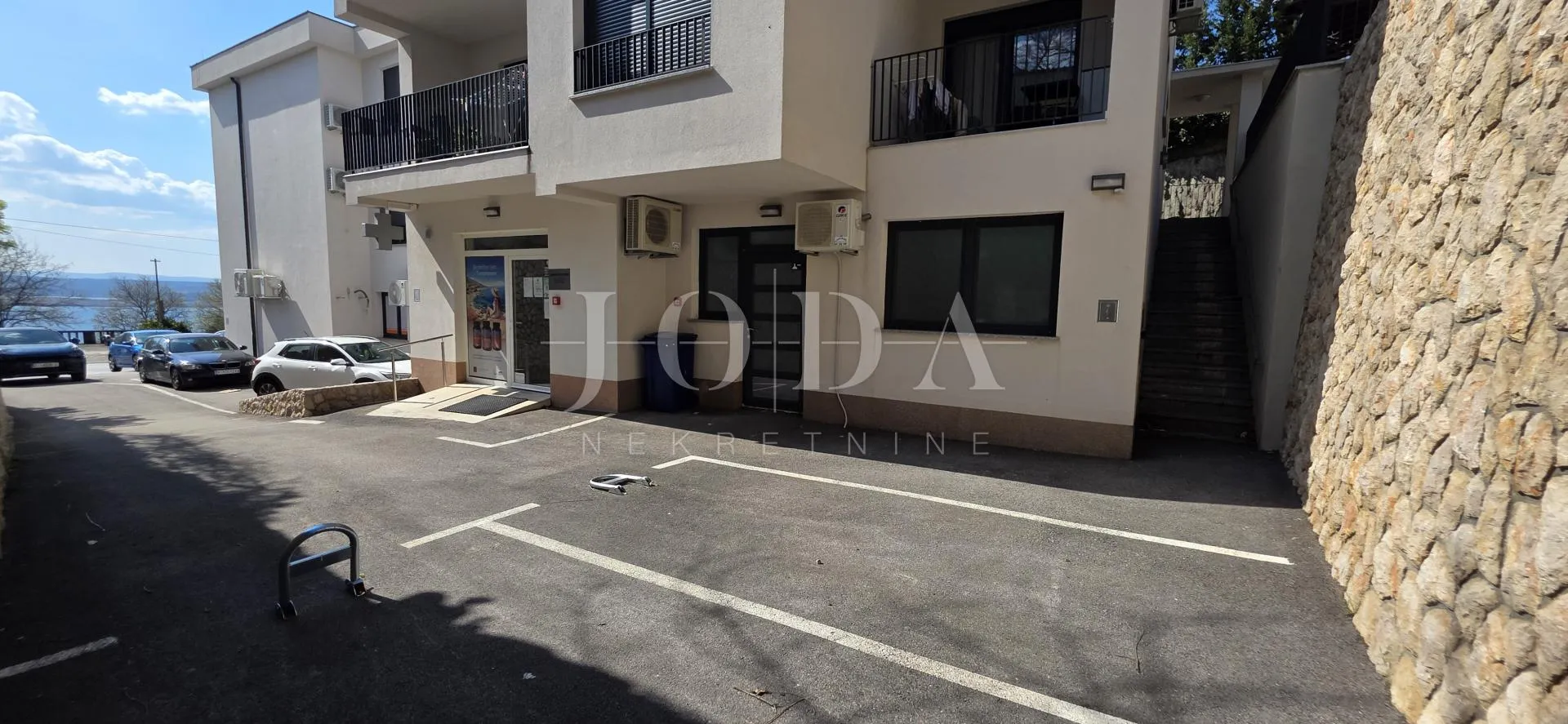 poslovni prostor s uhodanim zakupcem (apoteka) – 103 m², prizemlje, parking, top lokacija dramalj - slika 2