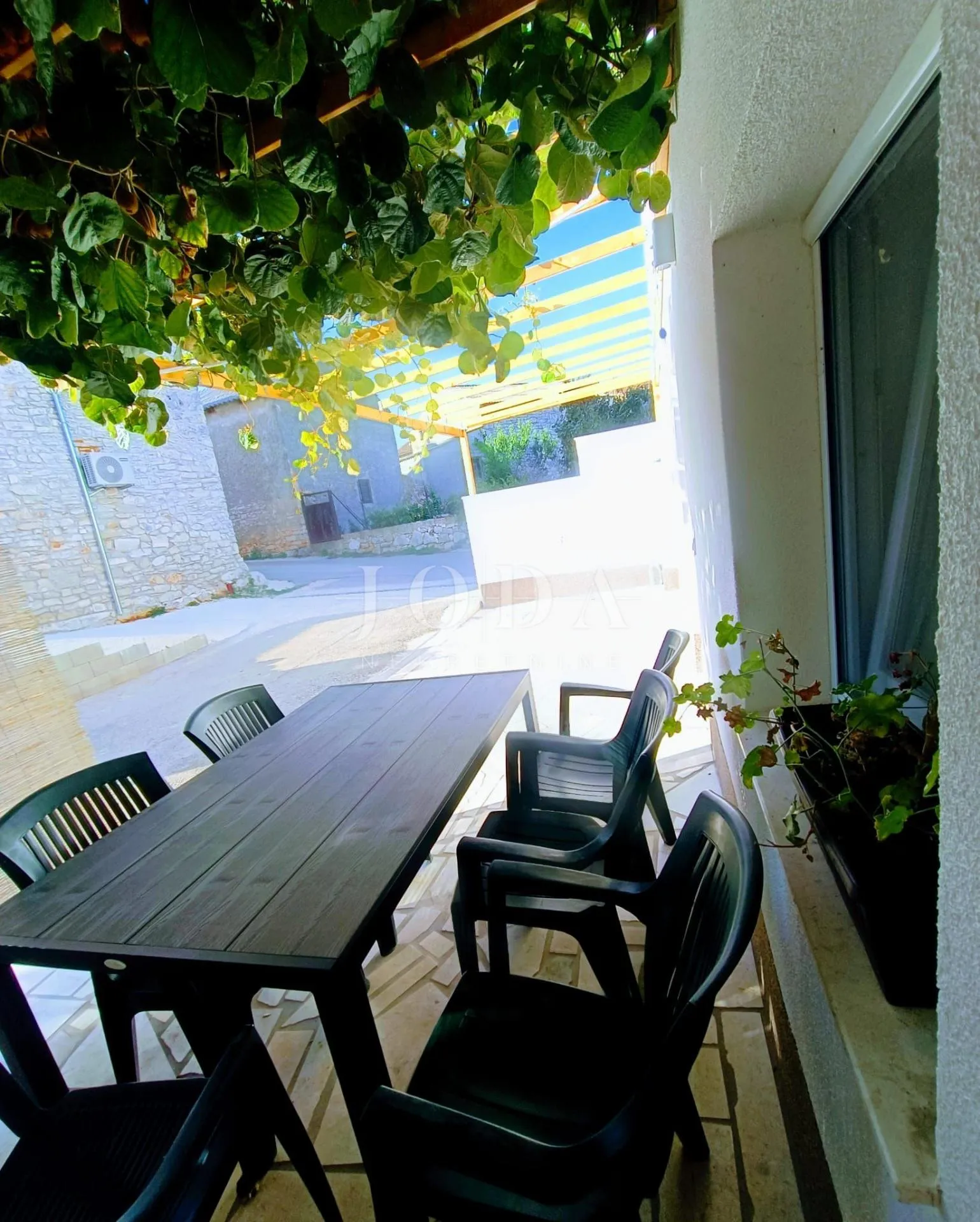 renovirana kuća kompletno opremljena,valtura - slika 28