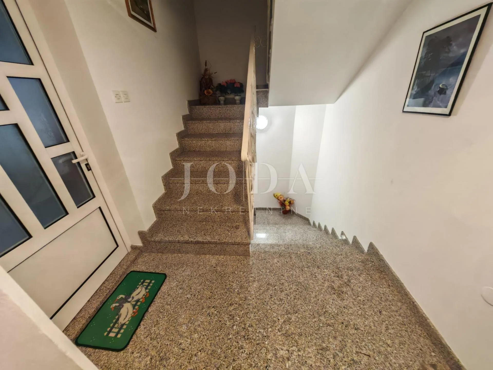 vila s bazenom i dvije garaže na parceli od 2500m2 - slika 33