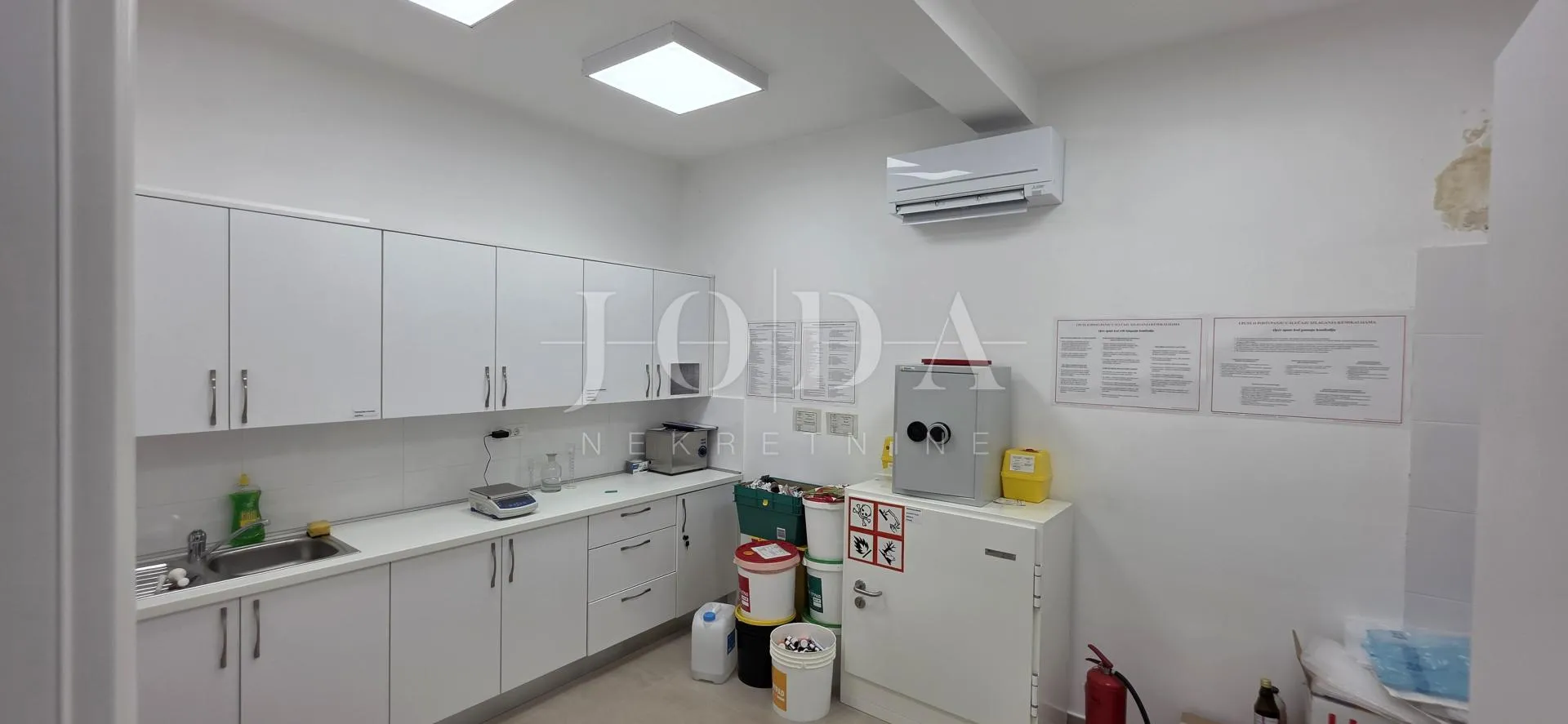 poslovni prostor s uhodanim zakupcem (apoteka) – 103 m², prizemlje, parking, top lokacija dramalj - slika 11