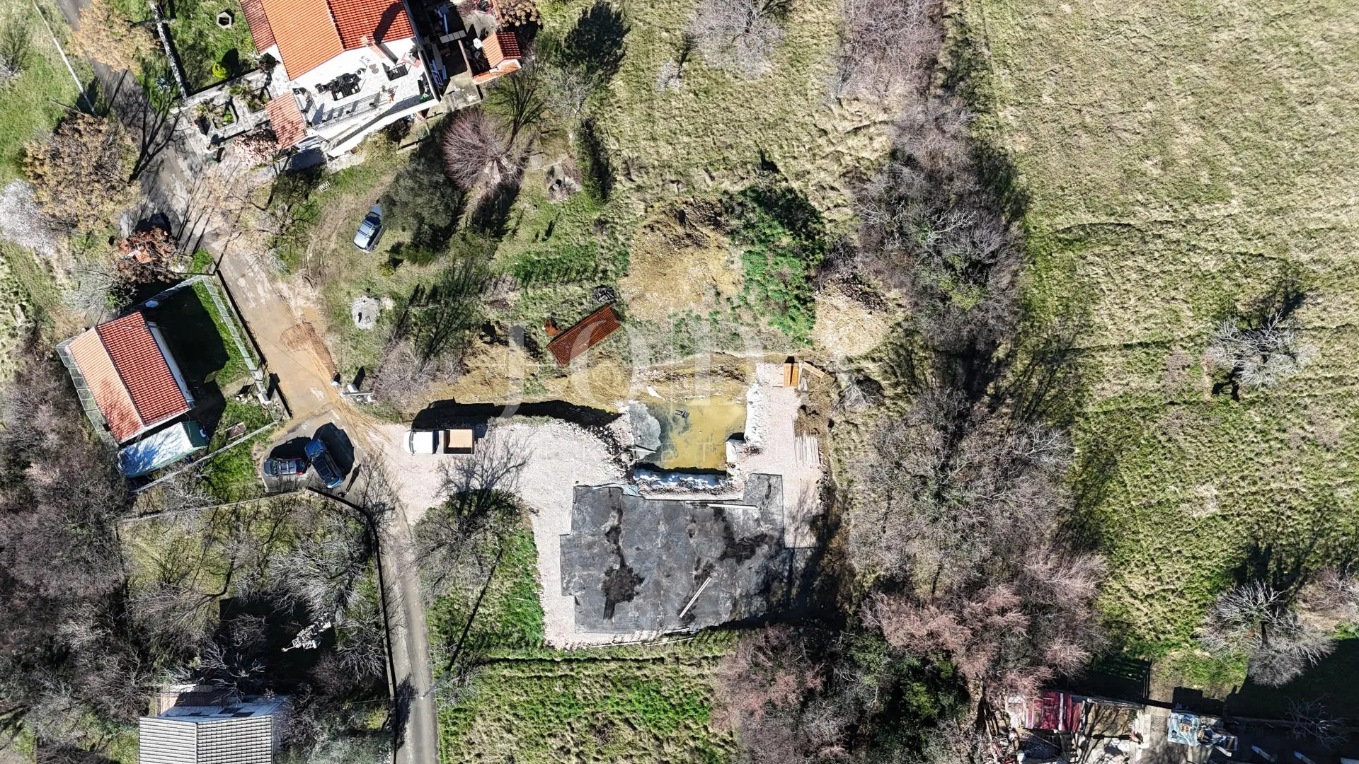 građevinsko zemljište 1.250 m² s dozvolom i temeljima – bribir, pogled more - slika 12