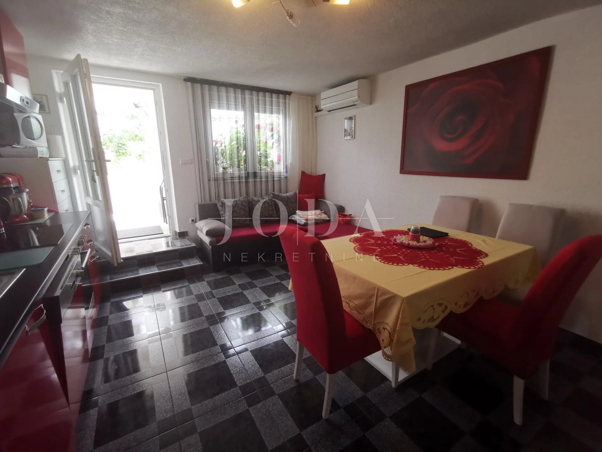 kuća sa 6 apartmana i bazenom - slika 49