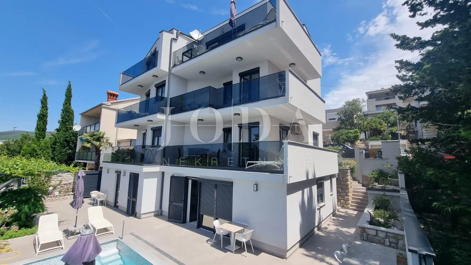 crikvenica, kuća sa osam apartmana - slika 1