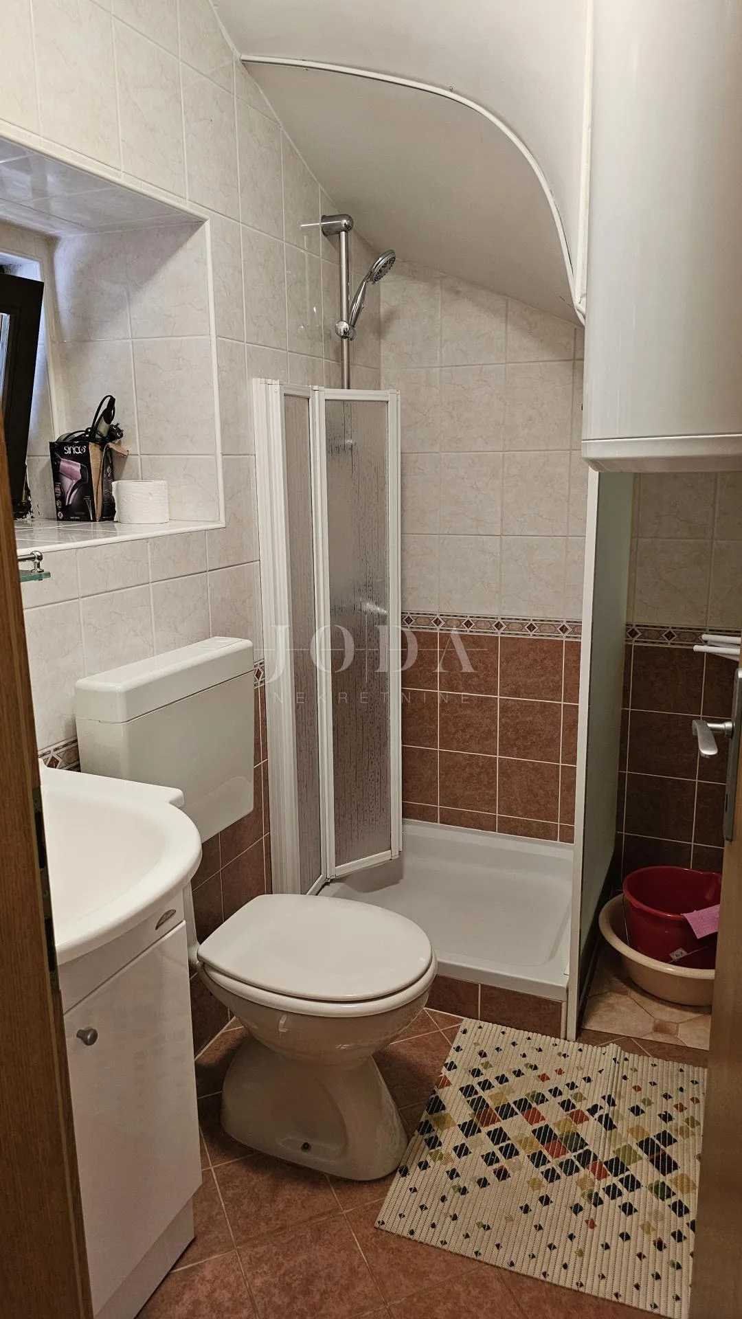 kuća u nizu sa 4 apartmana i balkonom,vrsar centar - slika 9
