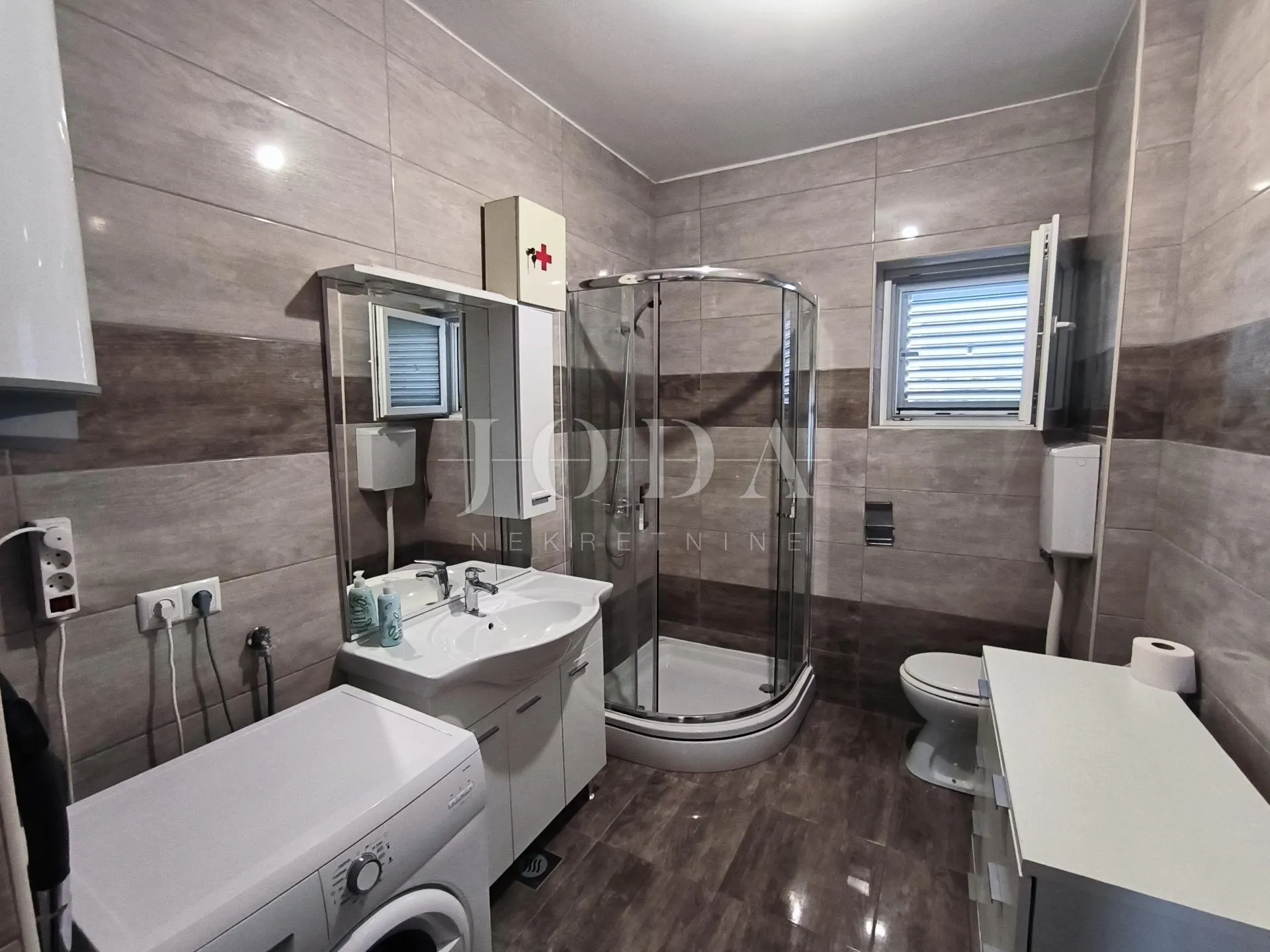 apartman blizu mora sa 2 balkona i otvorenim pogledom - slika 18