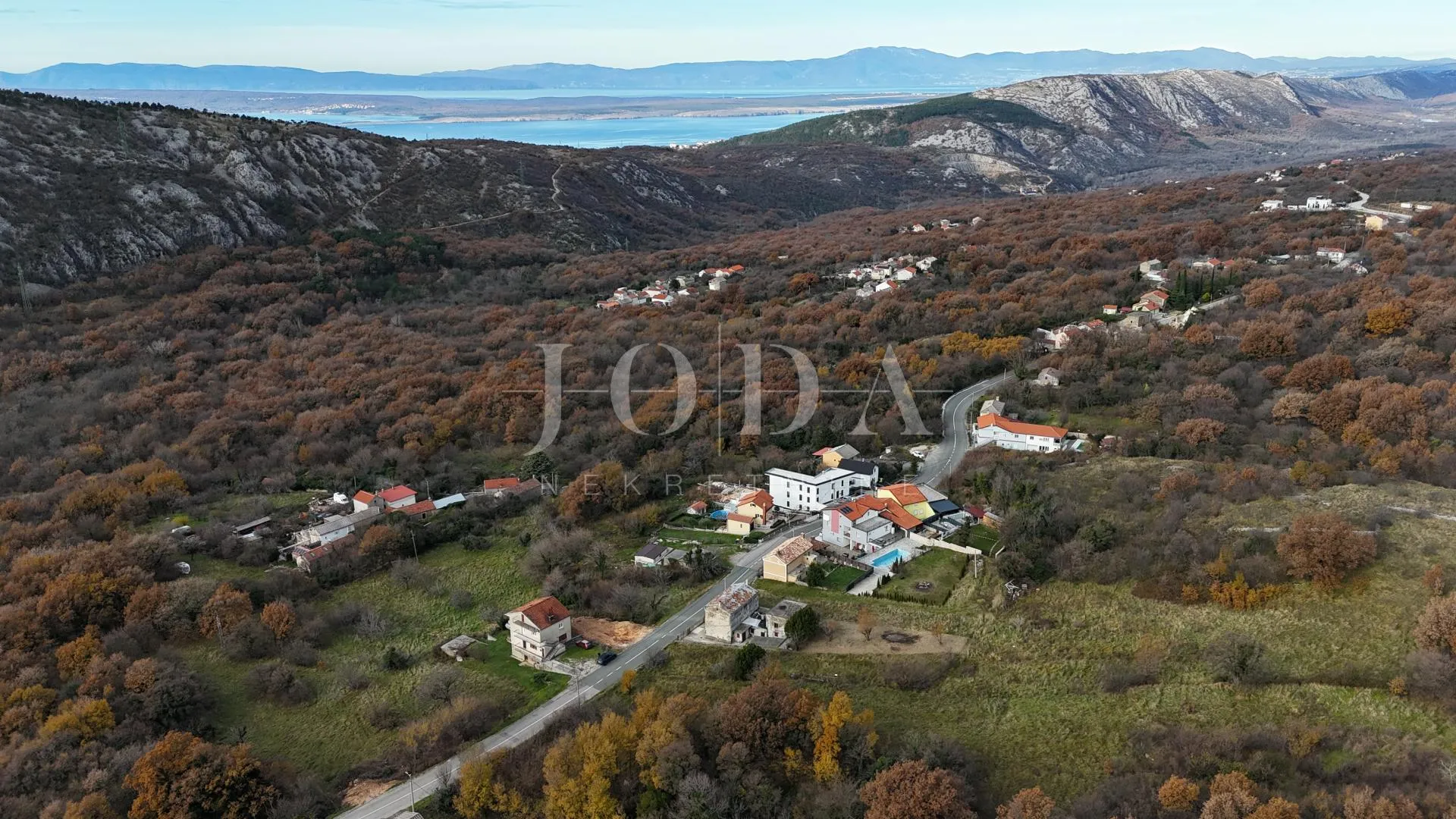 bribir – starija kuća s velikom okućnicom, garažom i dodatnim prostorima - slika 4