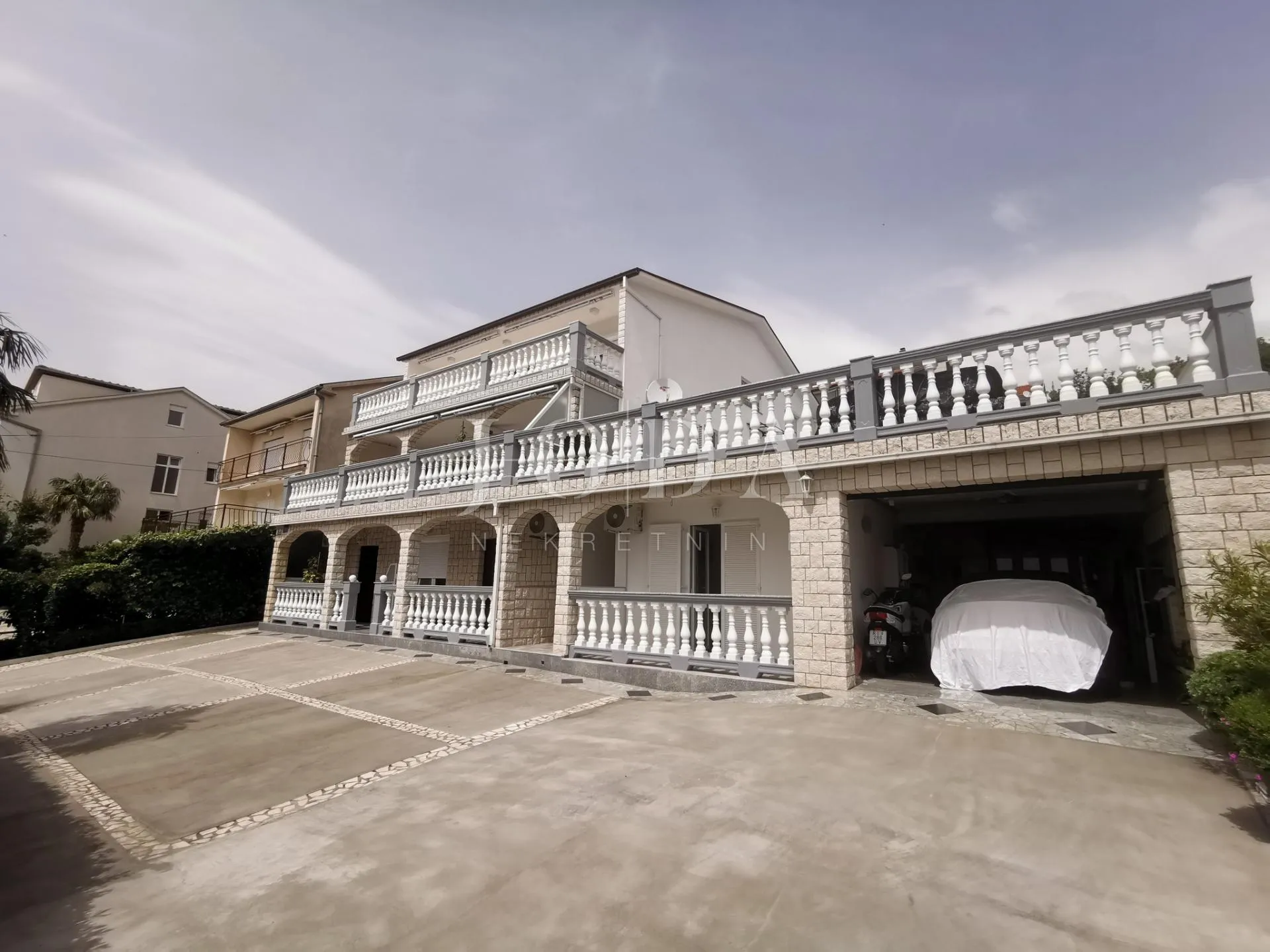 kuća sa 6 apartmana i bazenom - slika 44
