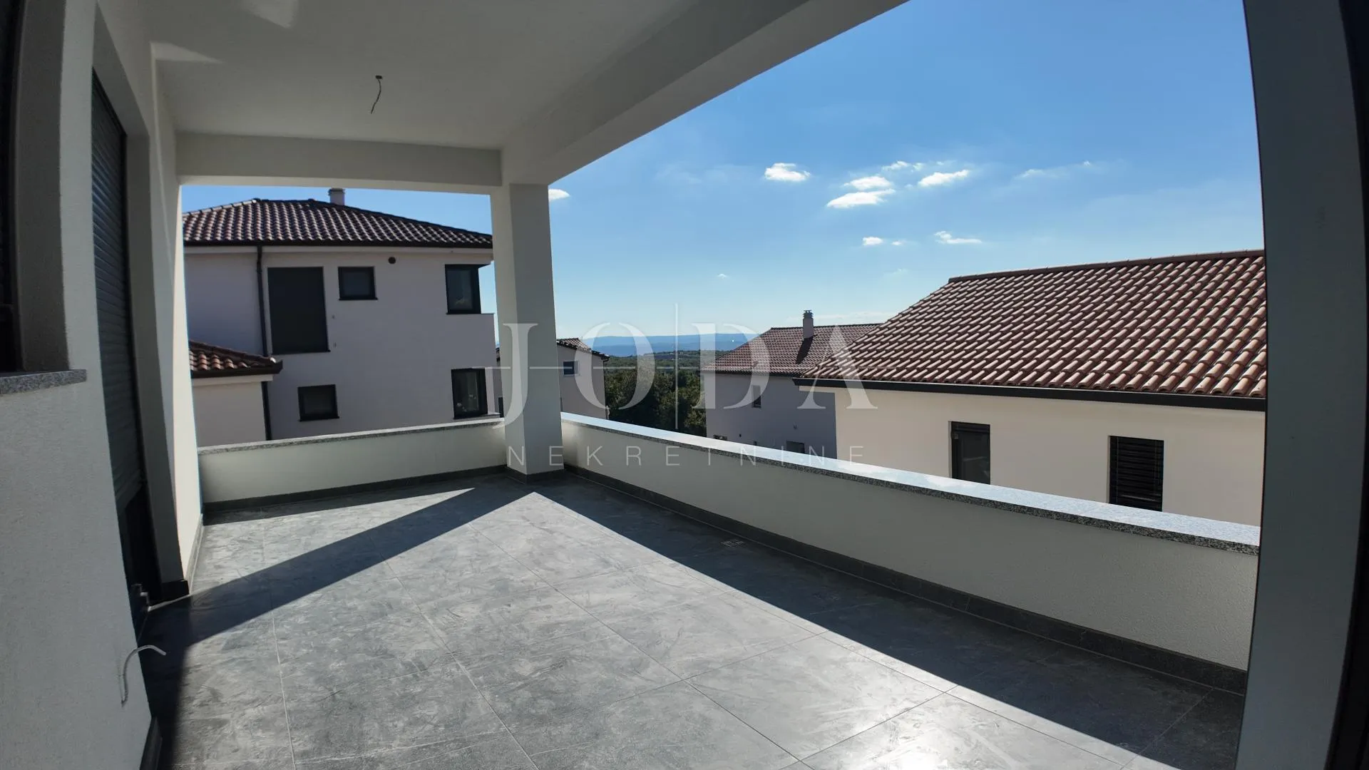 kuća sa tri stana i bazenom - slika 23