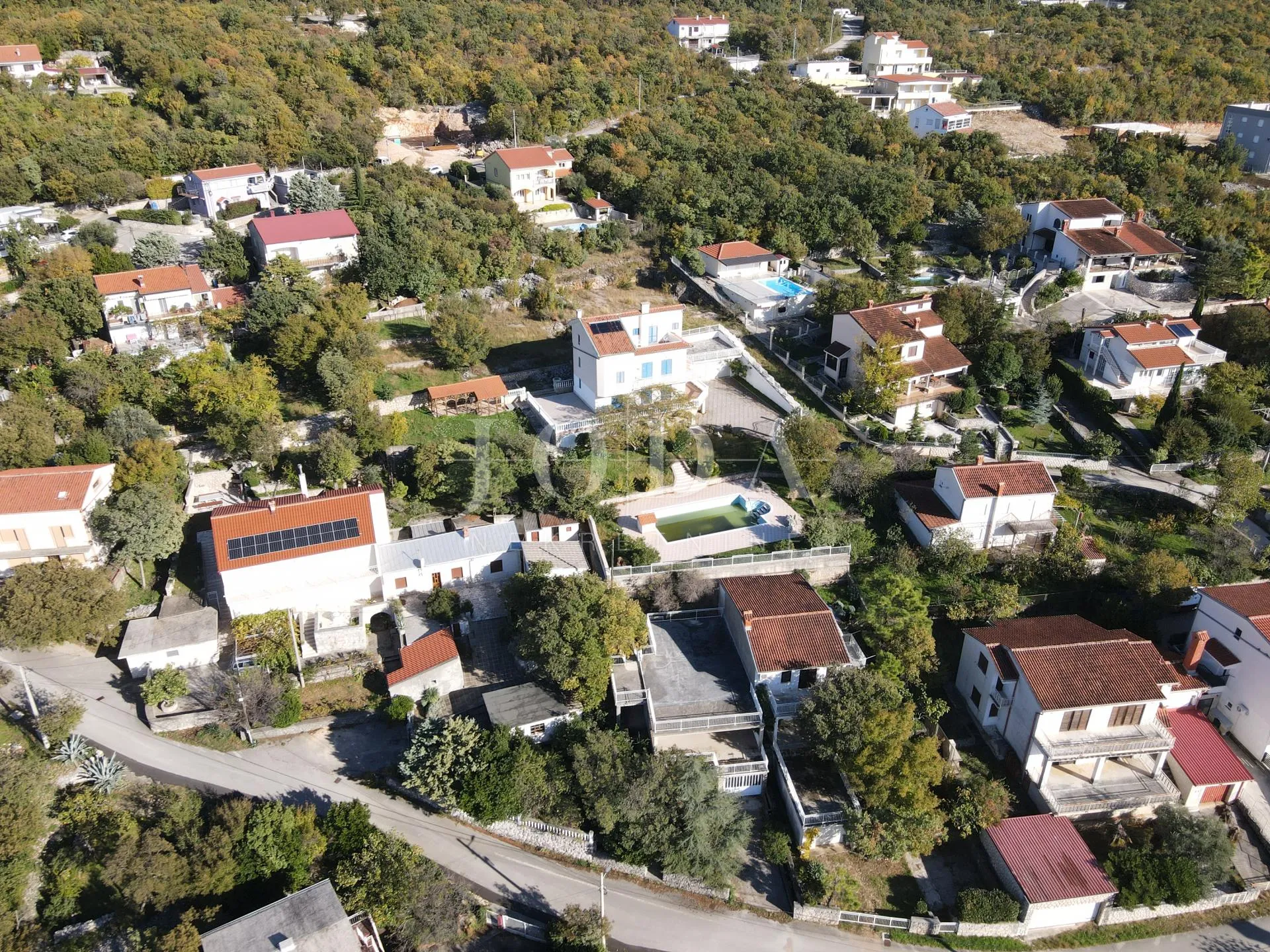 kuća s bazenom i dvije garaže - slika 6
