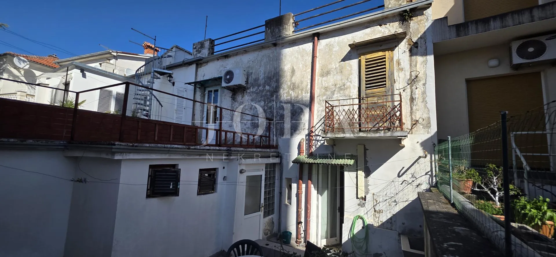kuća u centru crikvenice, 150 m², 200 m od mora – potencijal za investiciju - slika 2