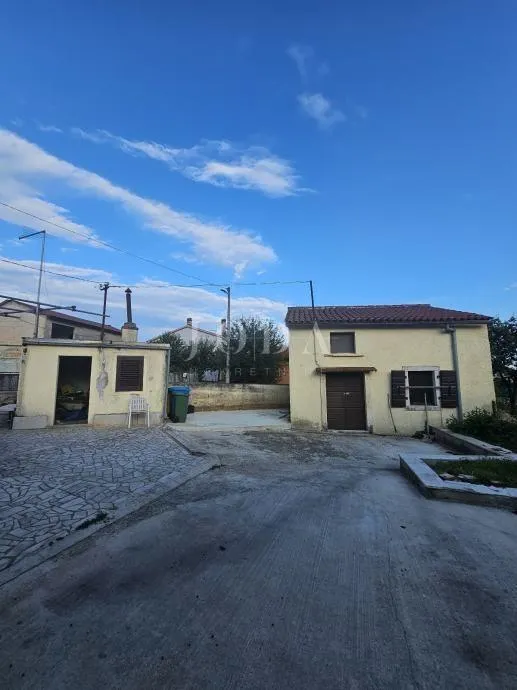obiteljska kuća sa 2 objekta i šternom,barban okolica - slika 2