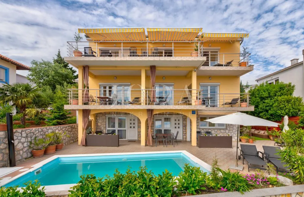 dramalj-kuca sa 7 apartmana - slika 1