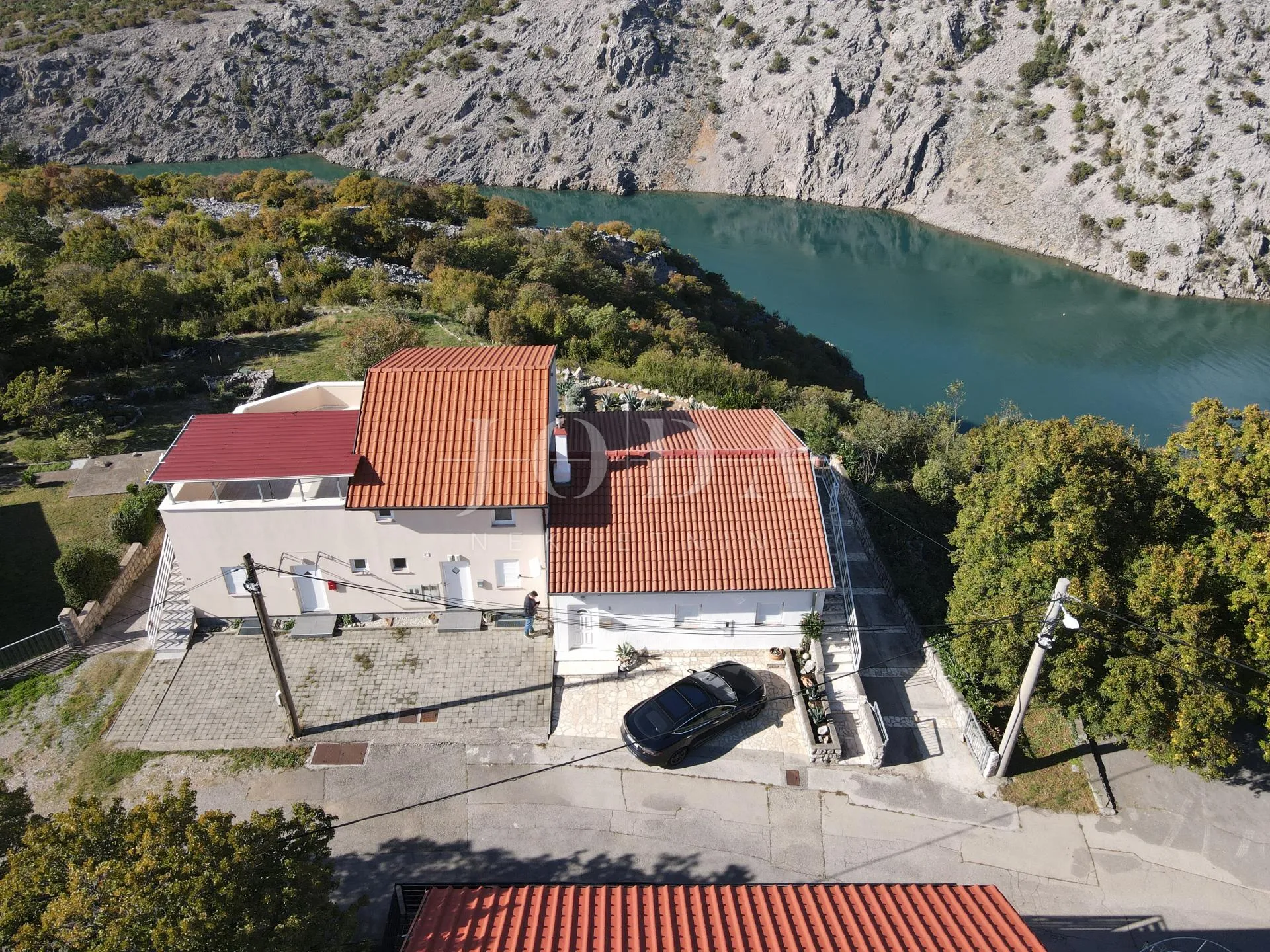 klenovica kuća sa tri jedinice - slika 2