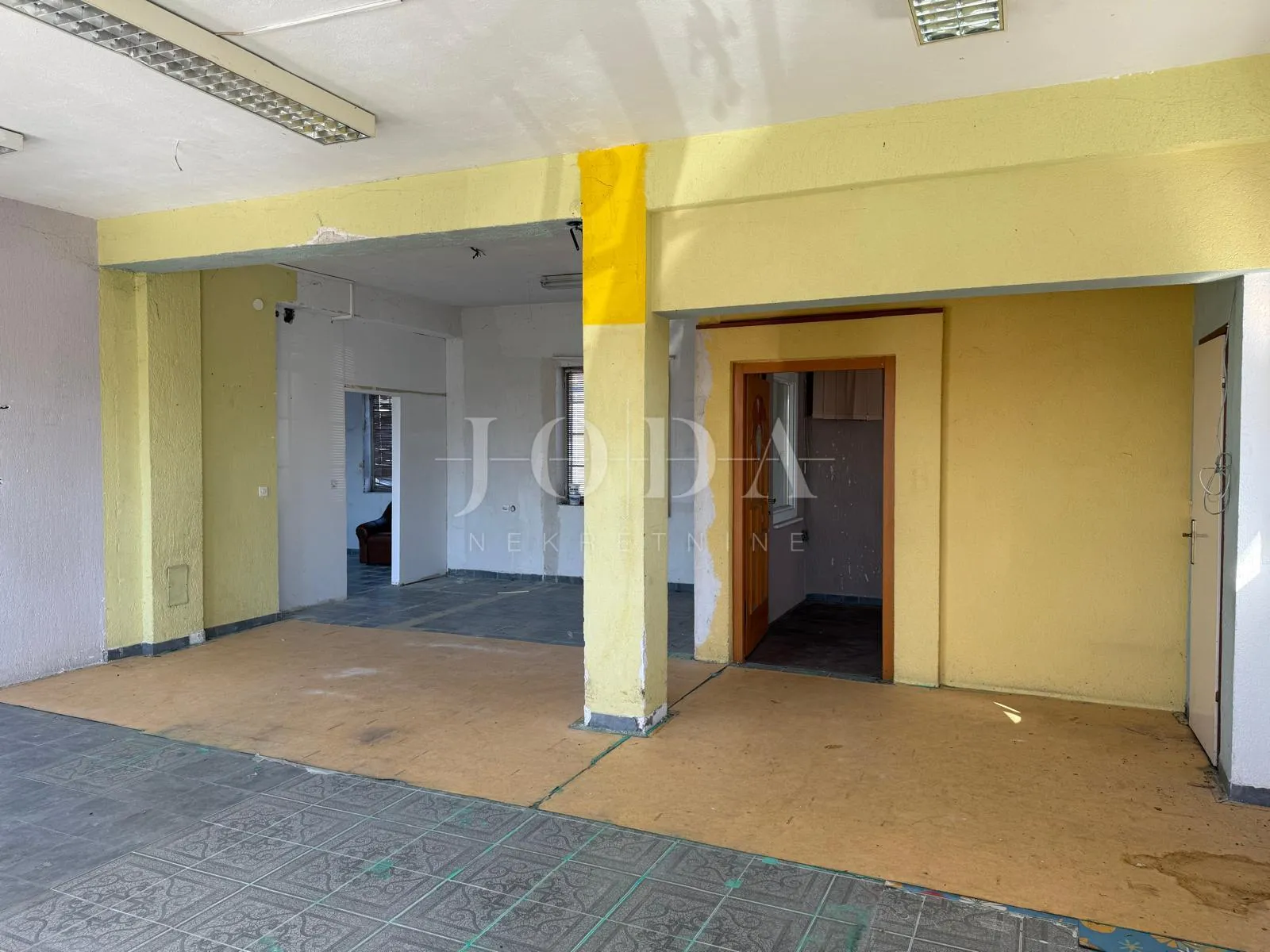 dvojna kuća s poslovnim prostorom i garažom - slika 25