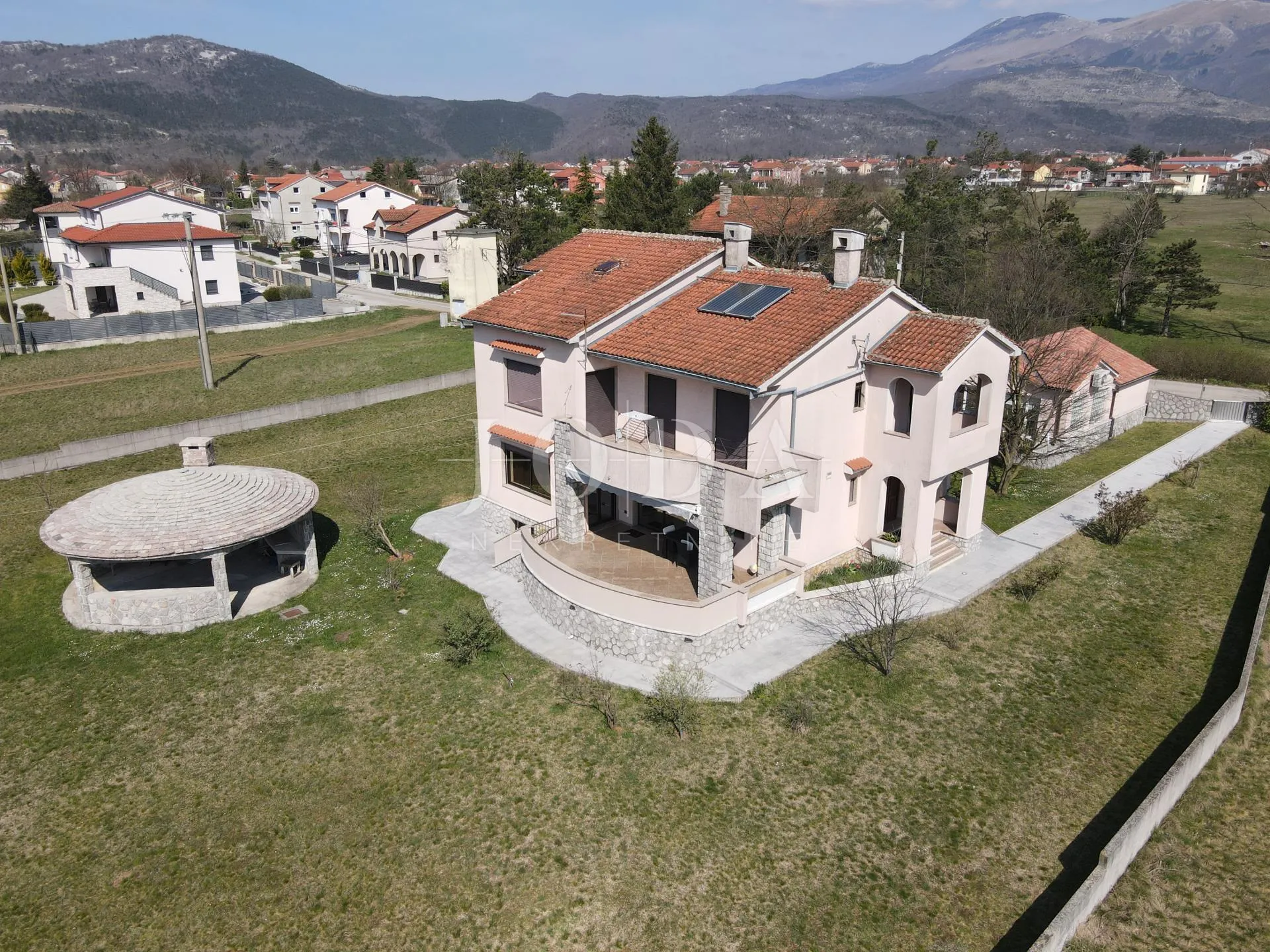 grobnik,samostojeća kuća sa poslovnim prostorom na velikoj okućnici - slika 1