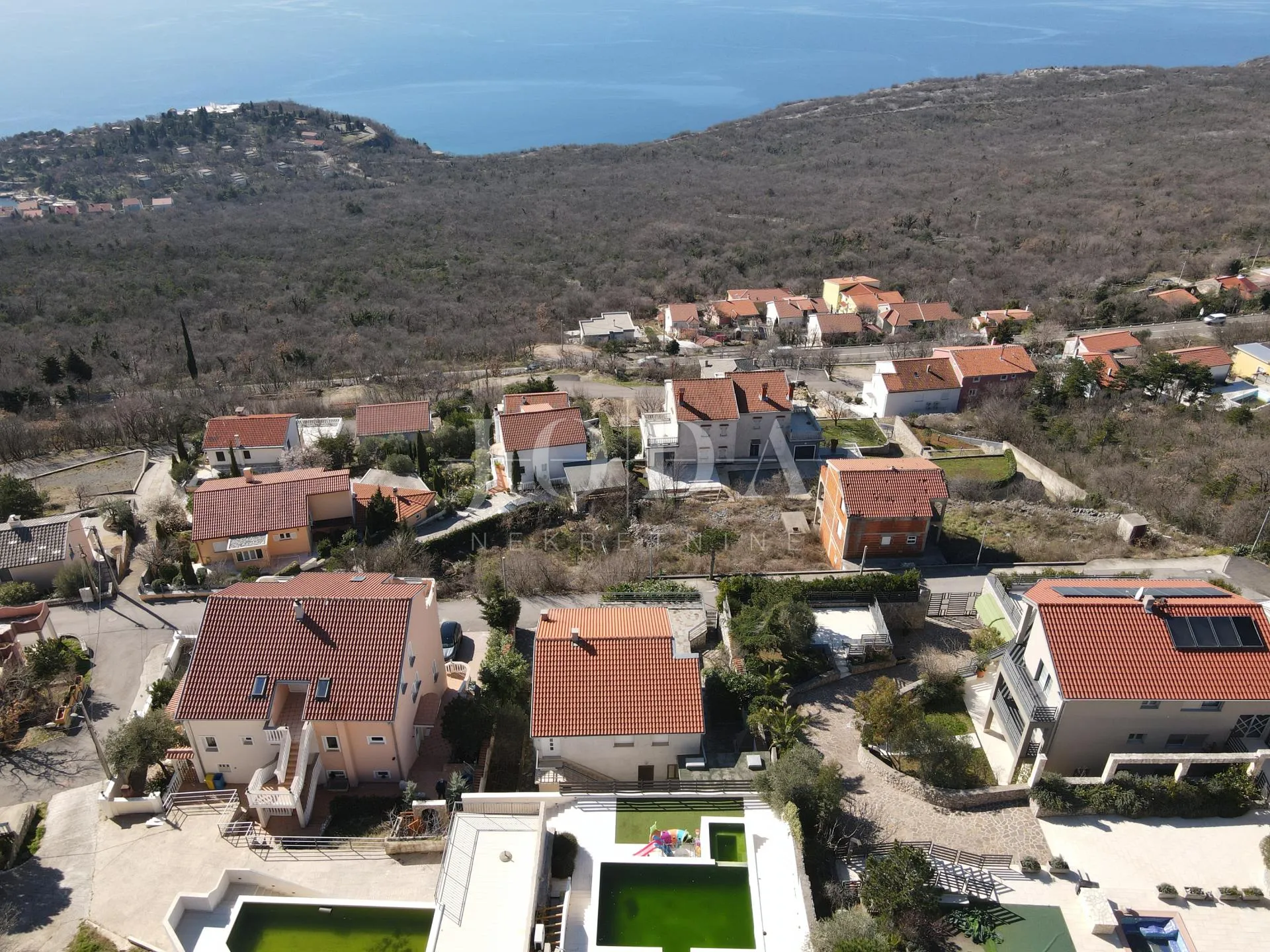 kuća sa 2 stana i panoramskim pogledom - slika 12