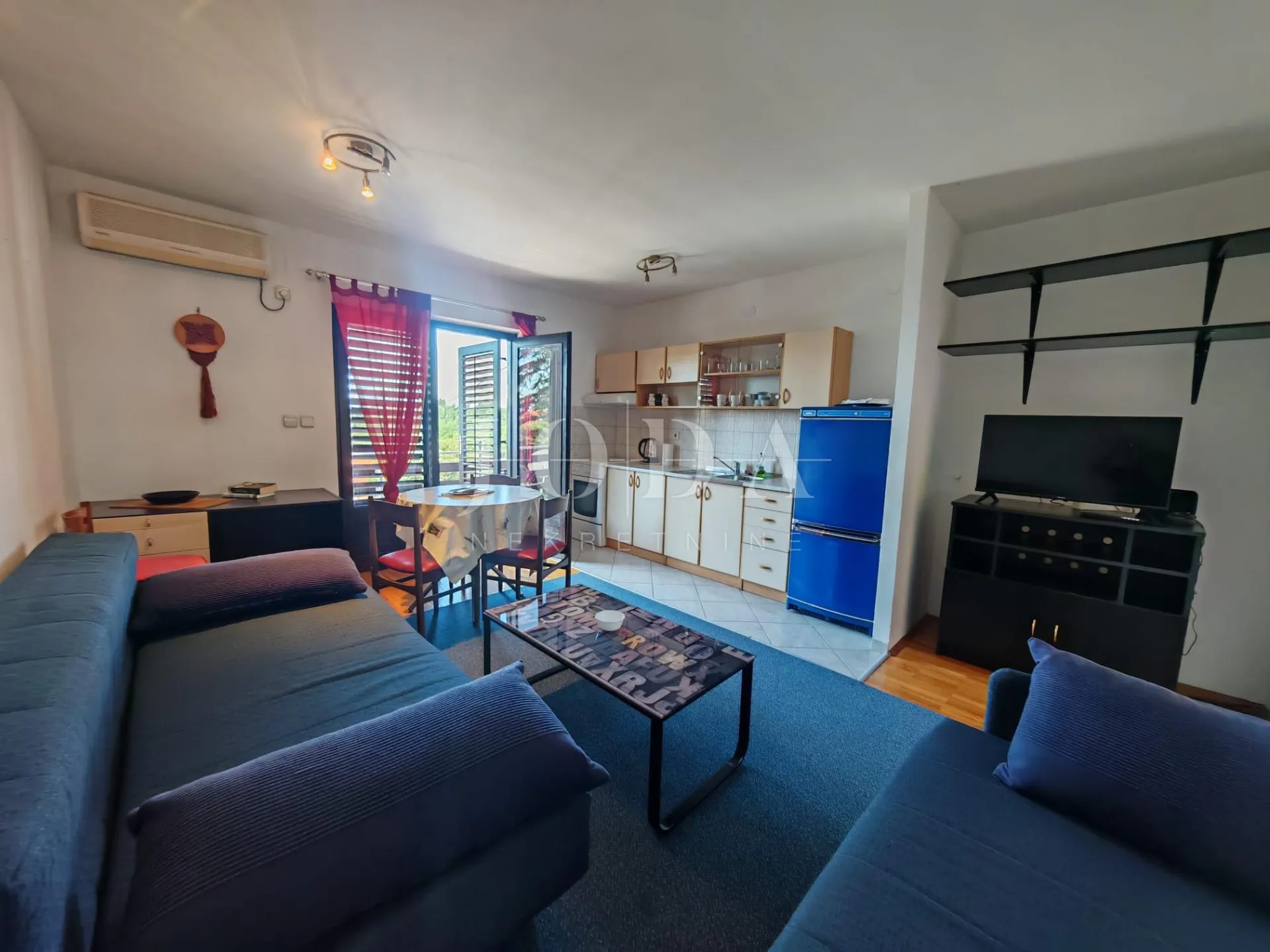 kuća 2. red od mora sa 4 apartmana - slika 20