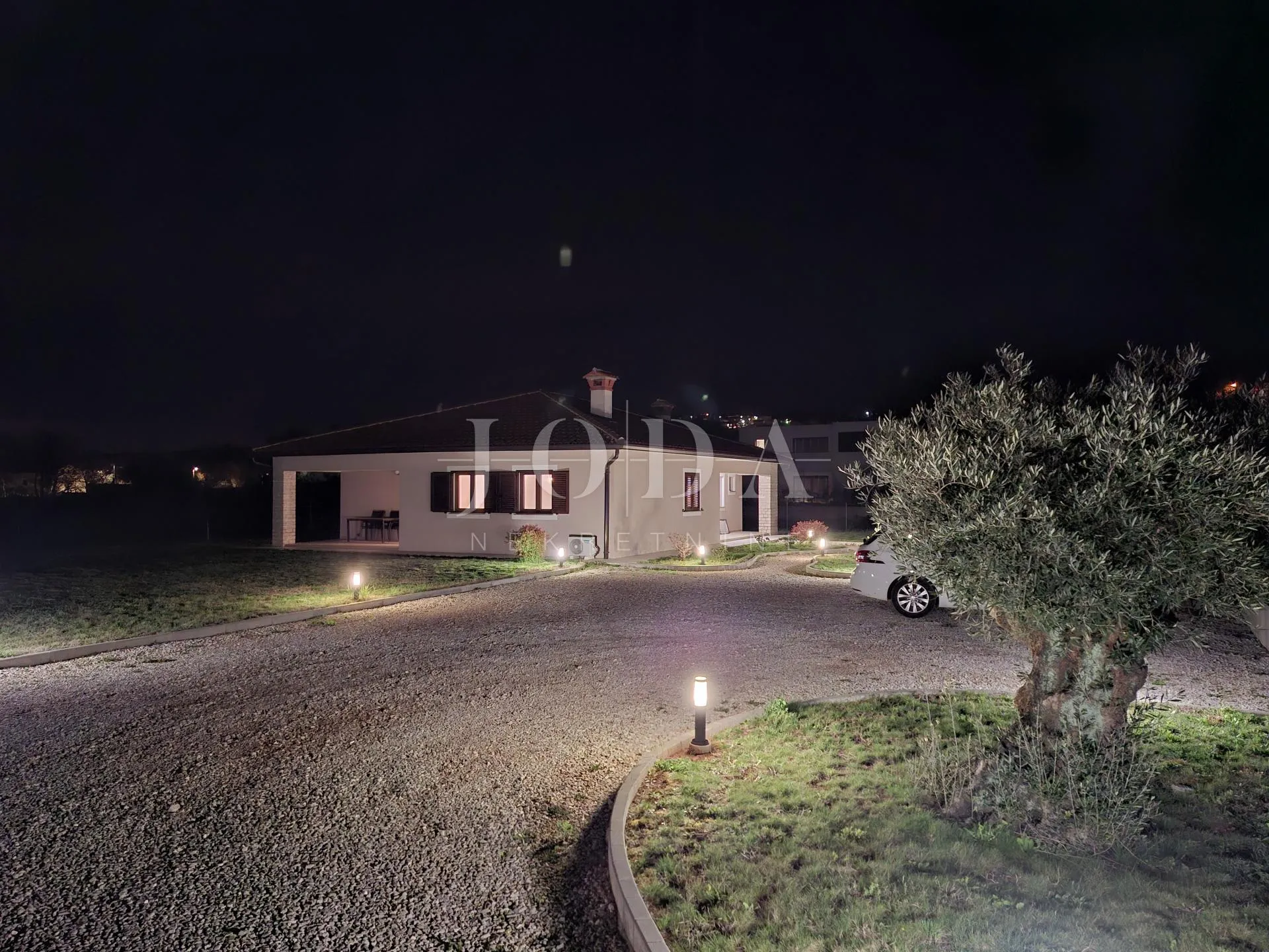 lijepa prizemnica sa prostranom okućnicom 1900m2,labin - slika 13